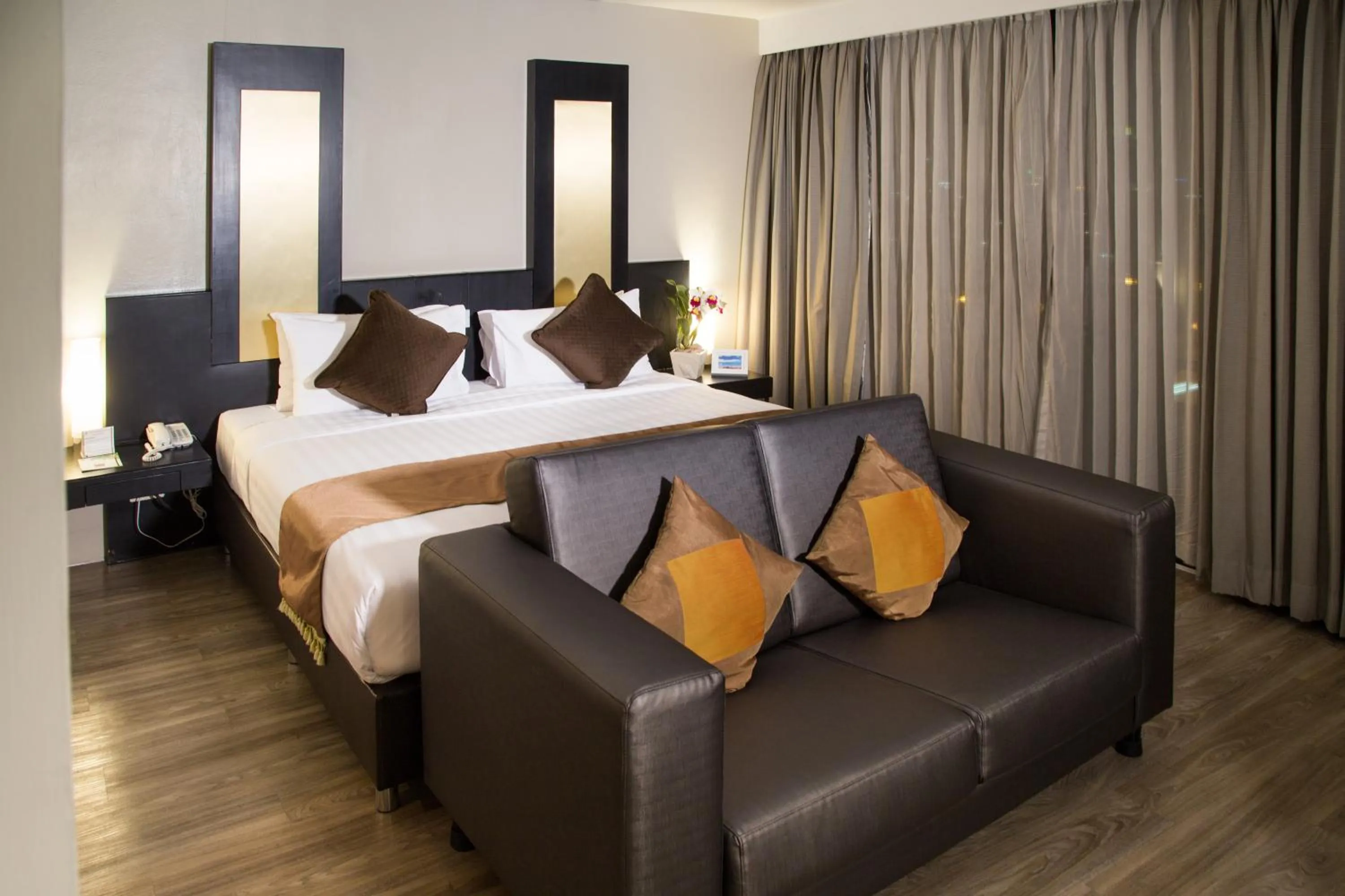 Bed in Gold Orchid Bangkok Hotel