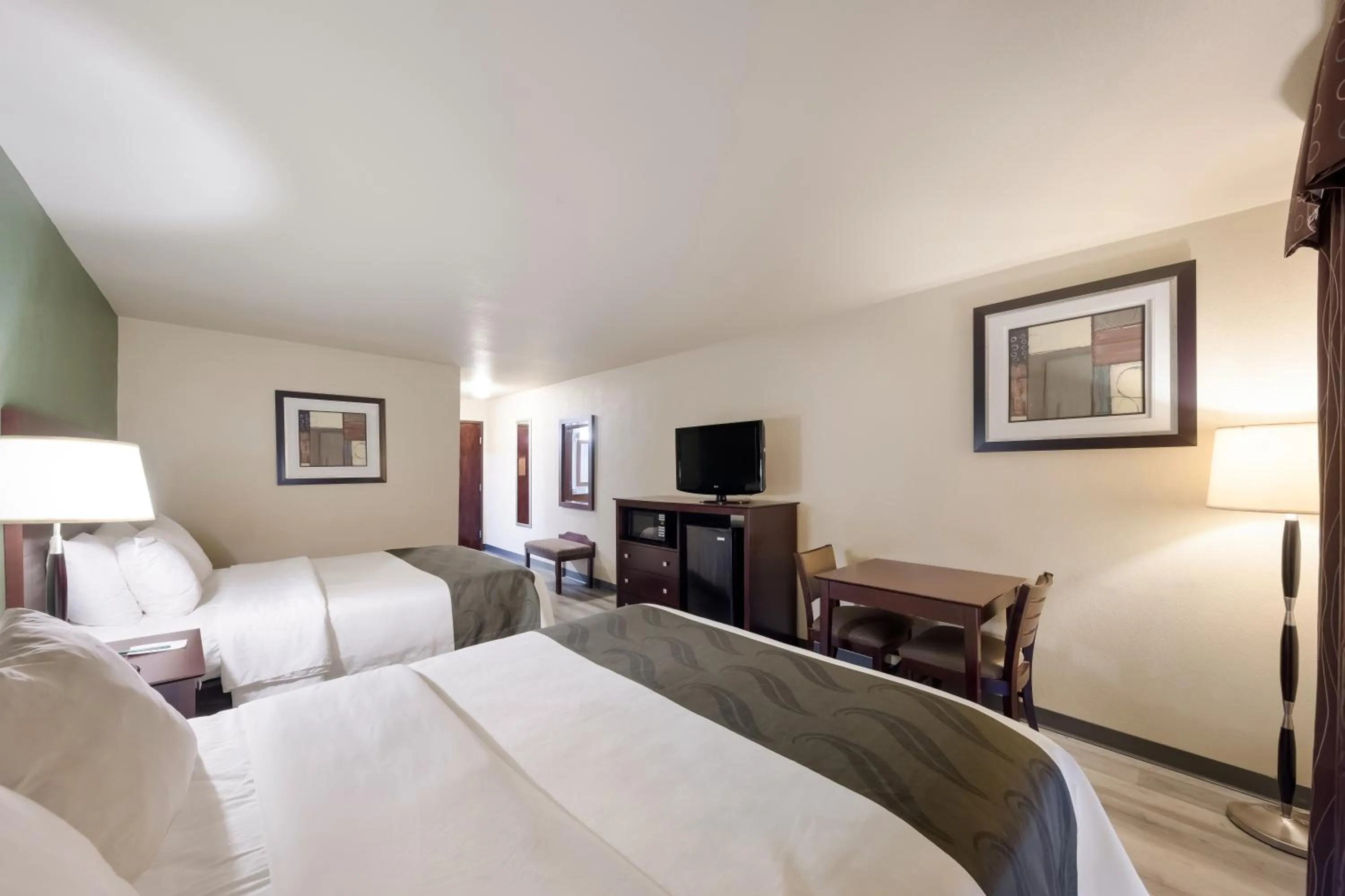Photo of the whole room, Bed in Quality Inn & Suites Terrell