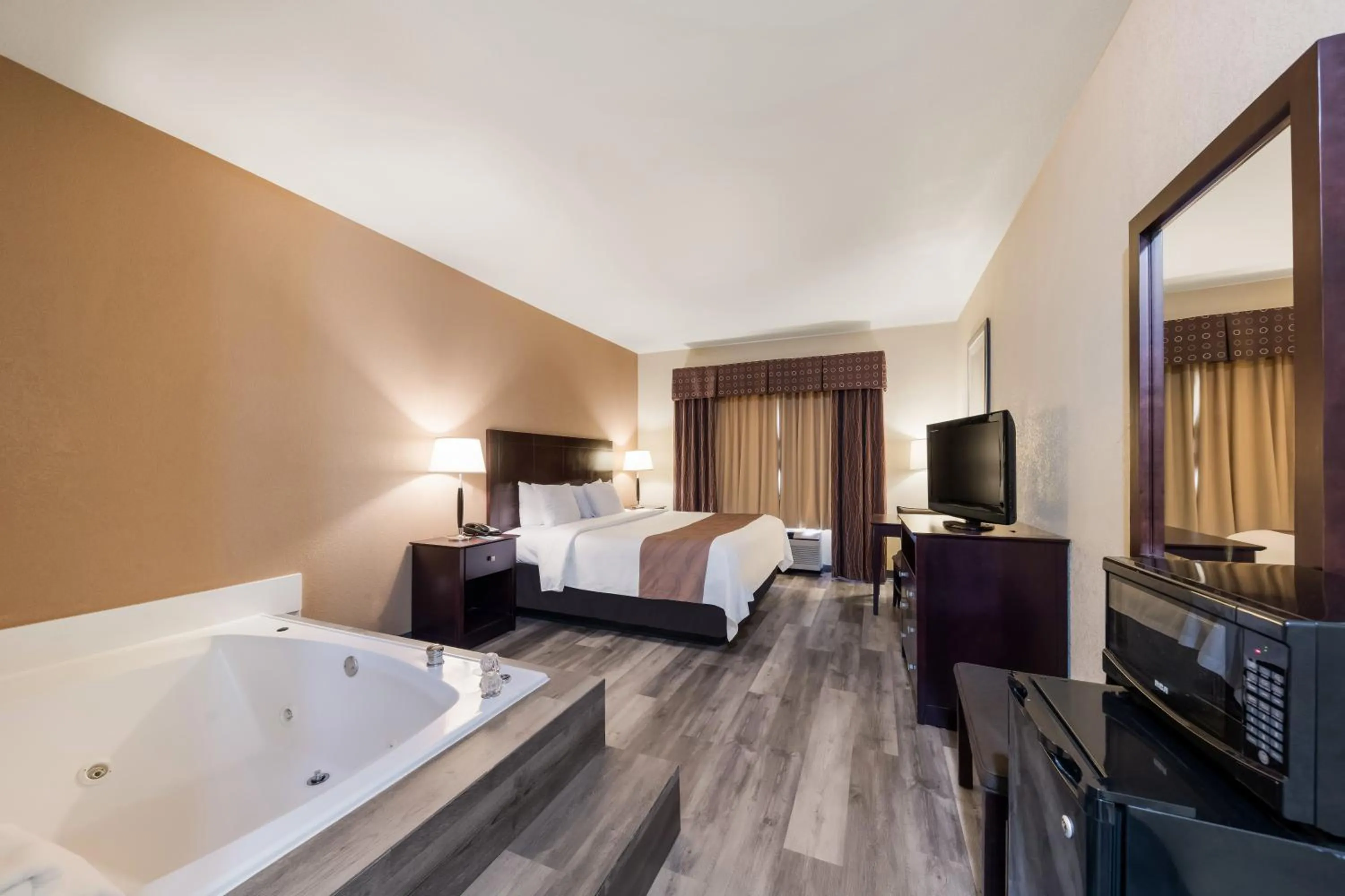 Hot Tub, Bed in Quality Inn & Suites Terrell