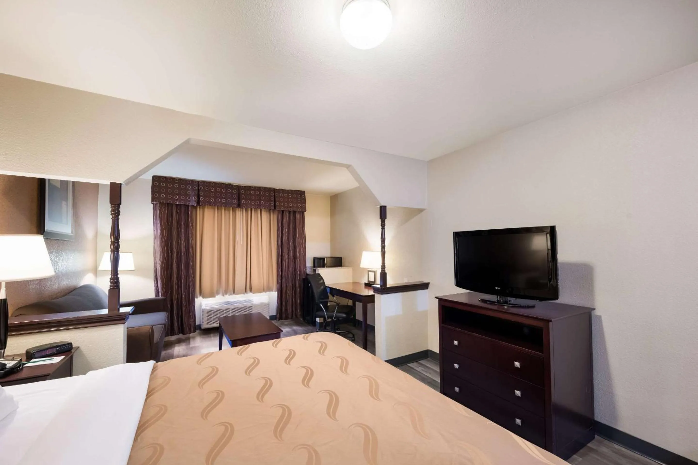 TV and multimedia, Bed in Quality Inn & Suites Terrell