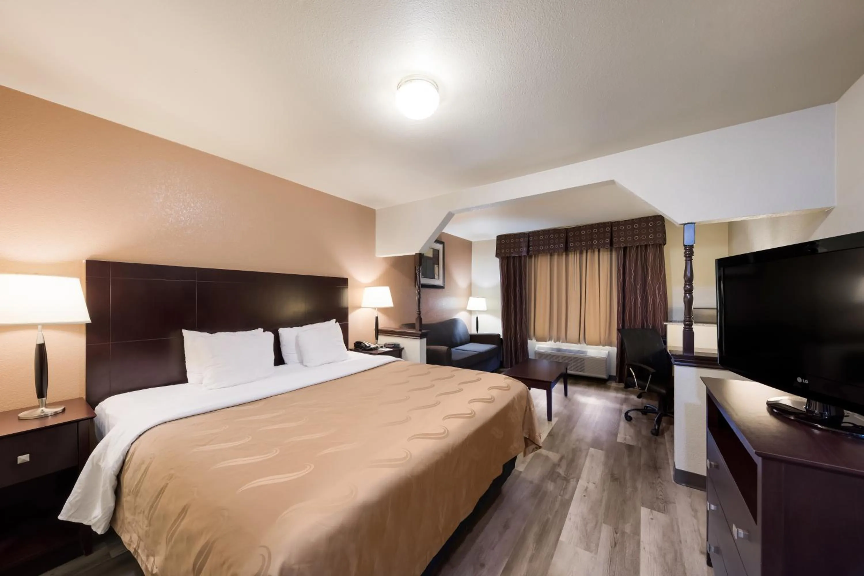 Photo of the whole room, Bed in Quality Inn & Suites Terrell