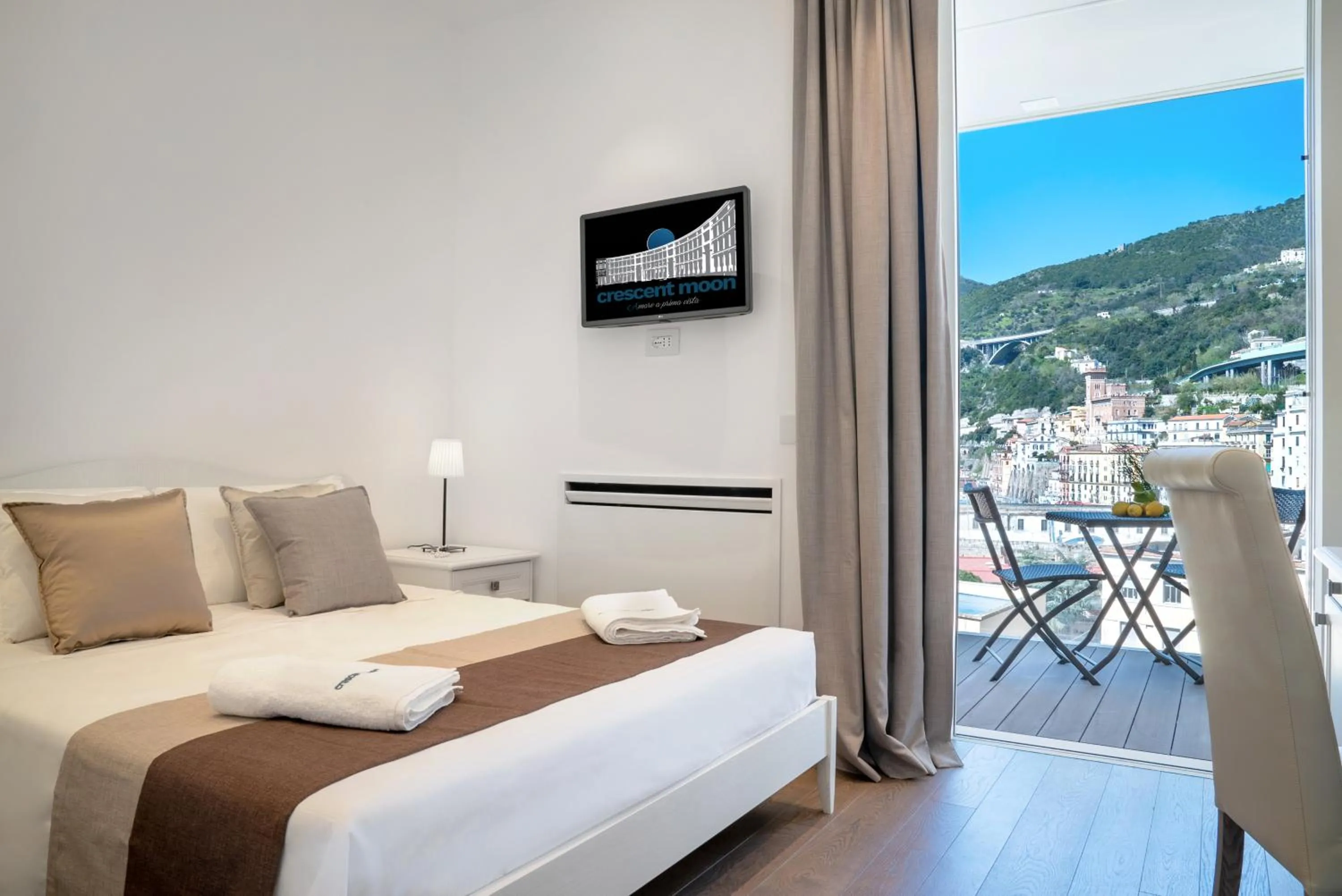 Photo of the whole room, Bed in Crescent Moon