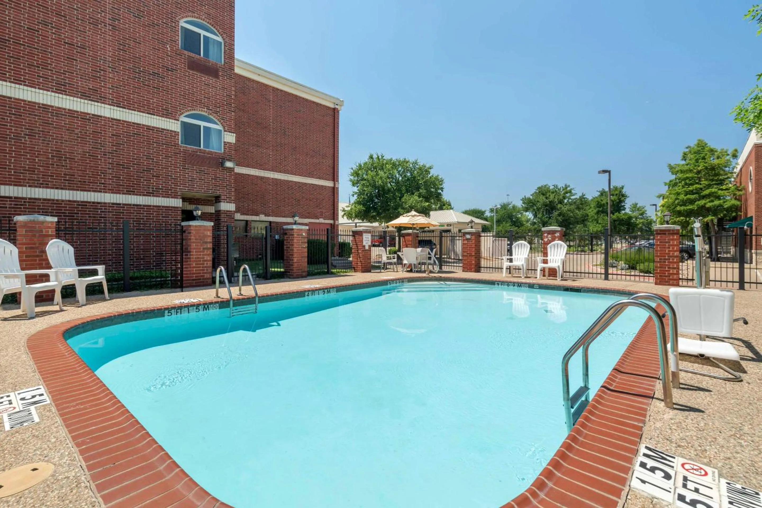 Swimming pool in Comfort Suites McKinney-Allen