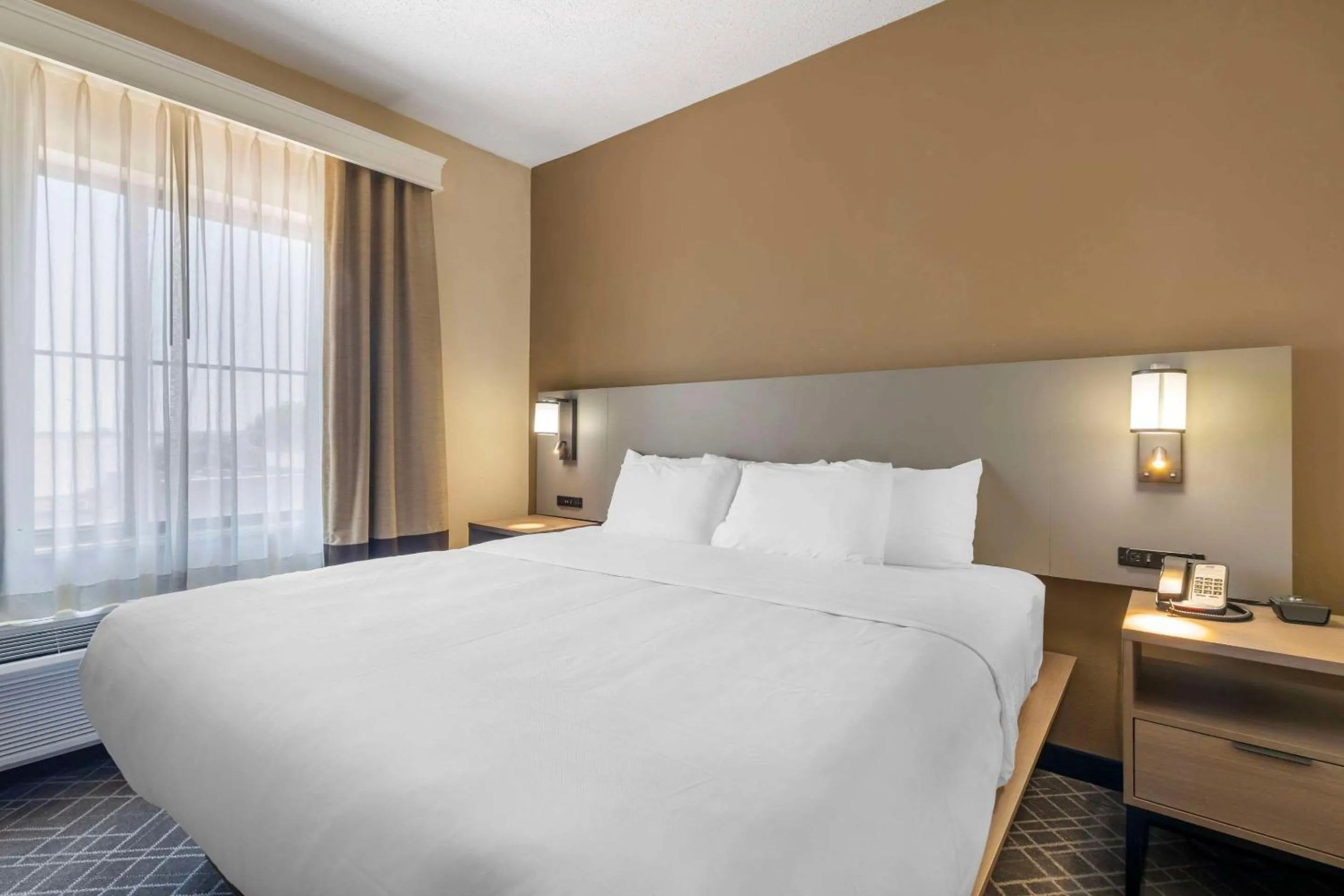 Bedroom, Bed in Comfort Suites McKinney-Allen