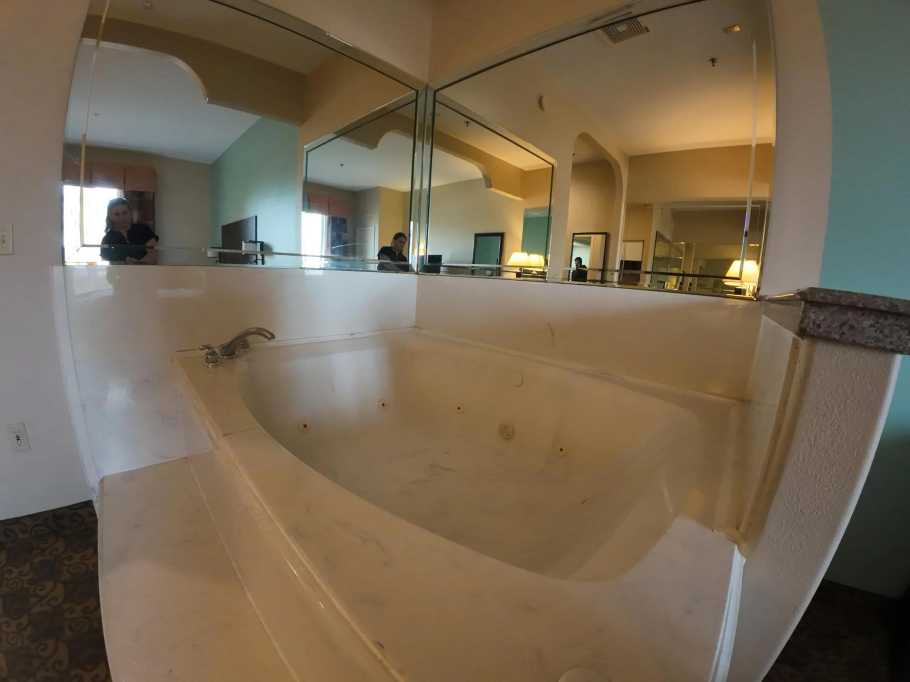 Hot Tub in Comfort Suites Westchase Houston Energy Corridor