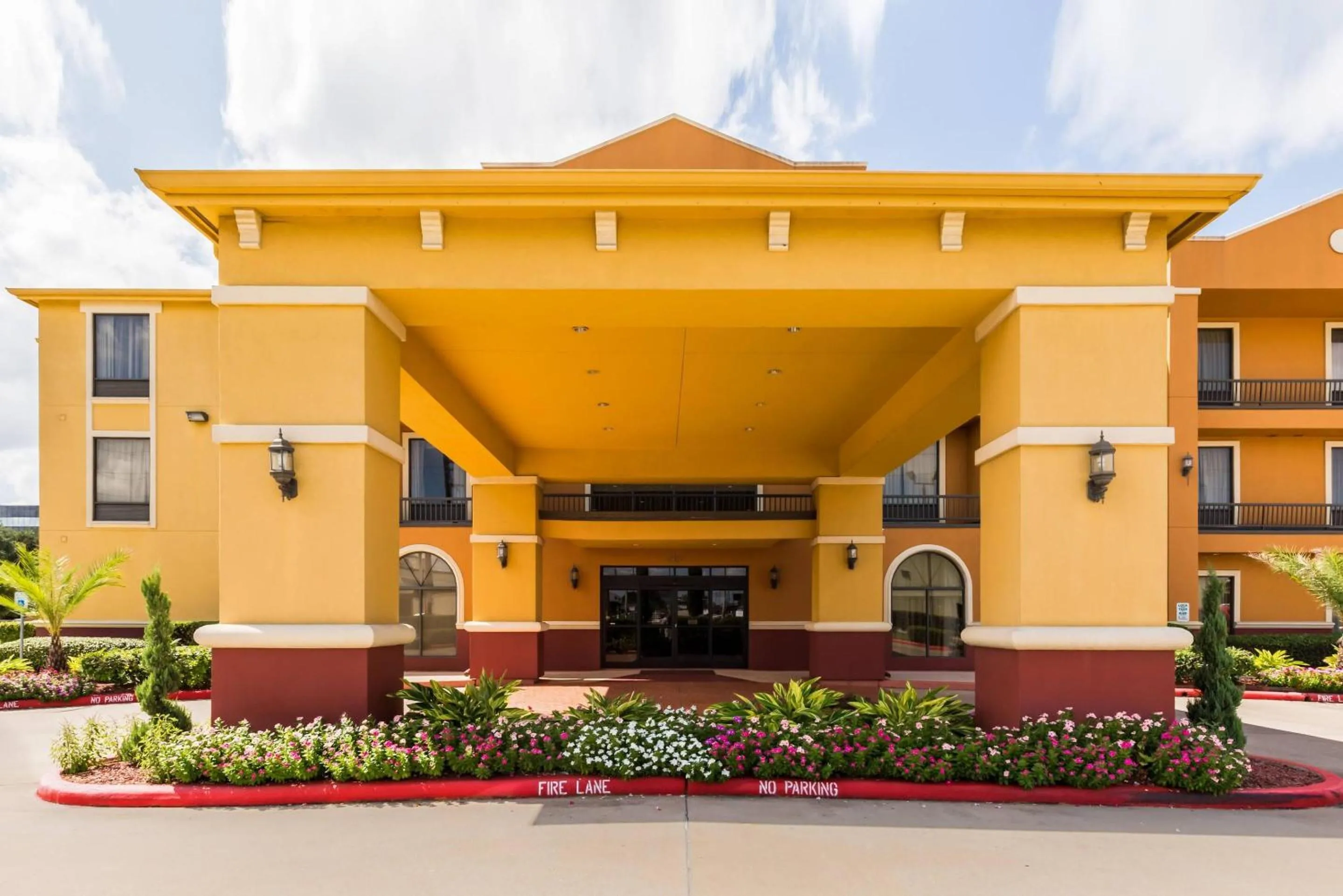 Property building in Comfort Suites Westchase Houston Energy Corridor