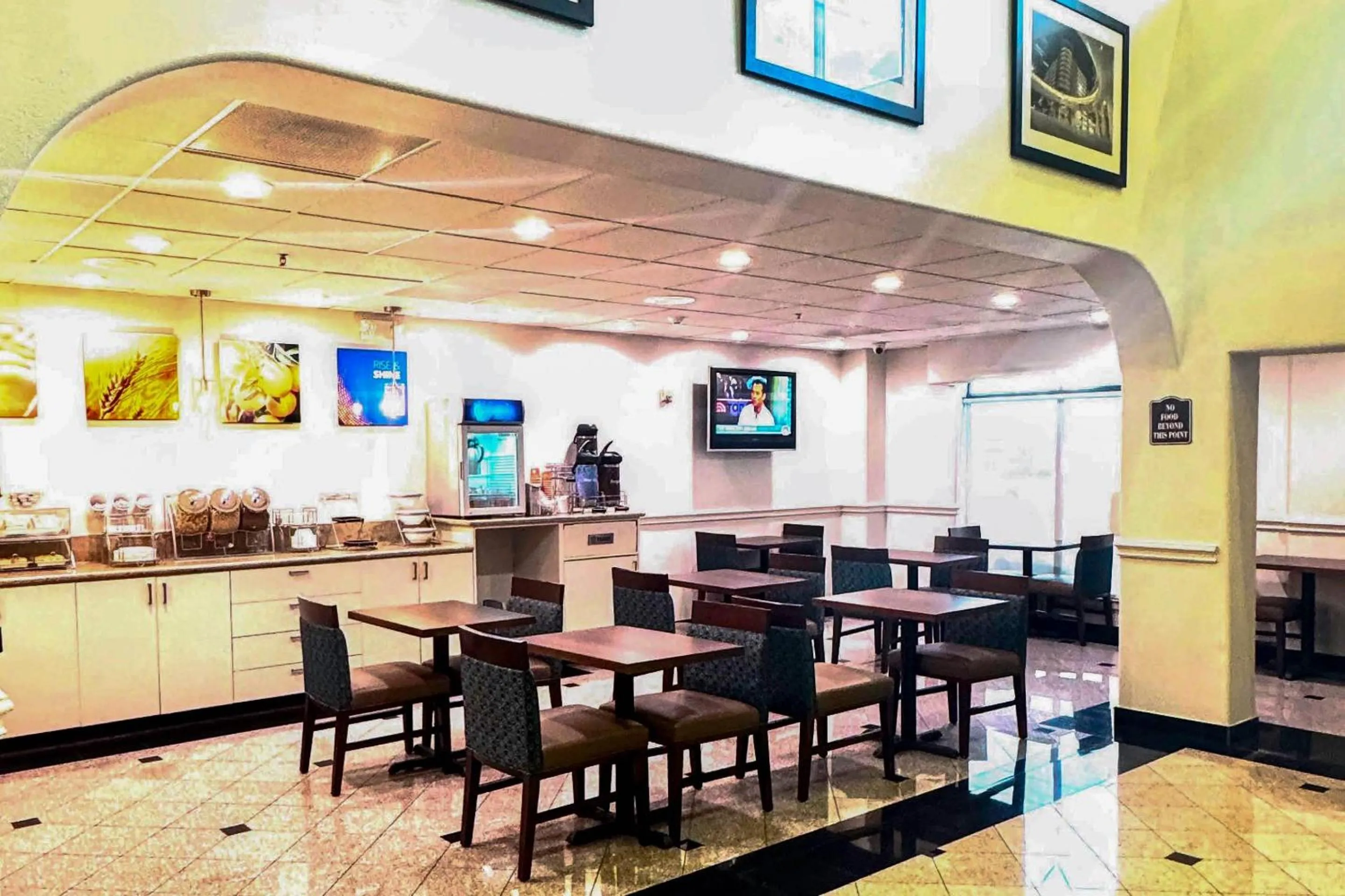 Breakfast in Comfort Suites Westchase Houston Energy Corridor