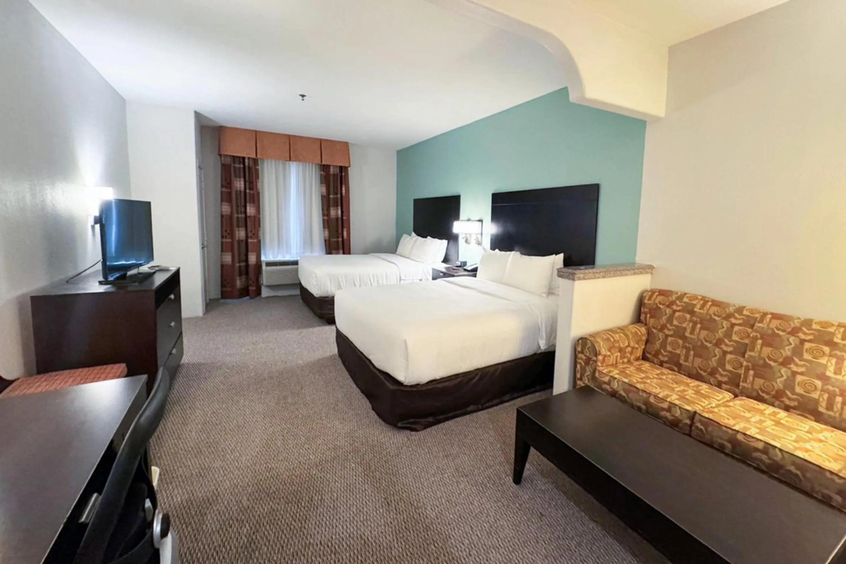 Bedroom, Bed in Comfort Suites Westchase Houston Energy Corridor