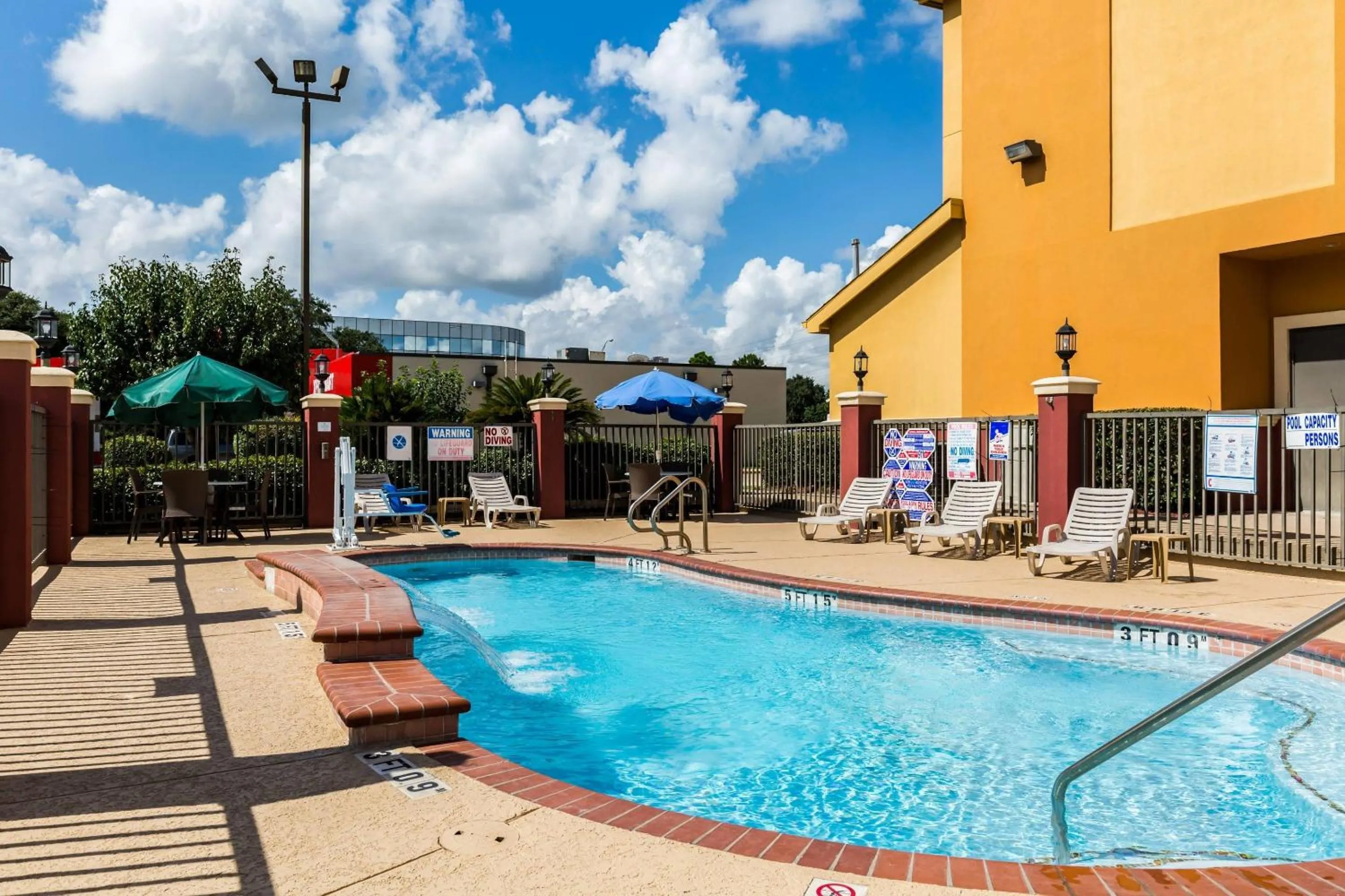 Swimming pool in Comfort Suites Westchase Houston Energy Corridor
