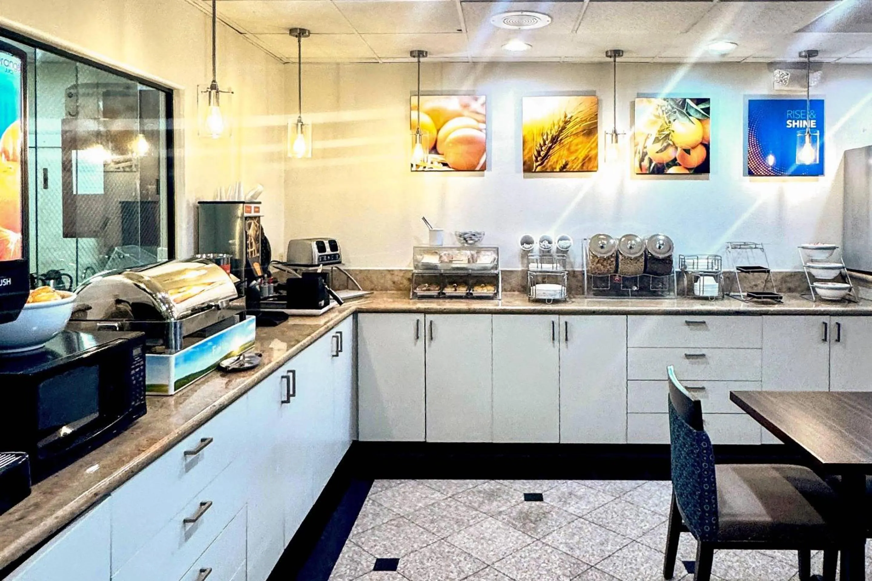 Breakfast in Comfort Suites Westchase Houston Energy Corridor