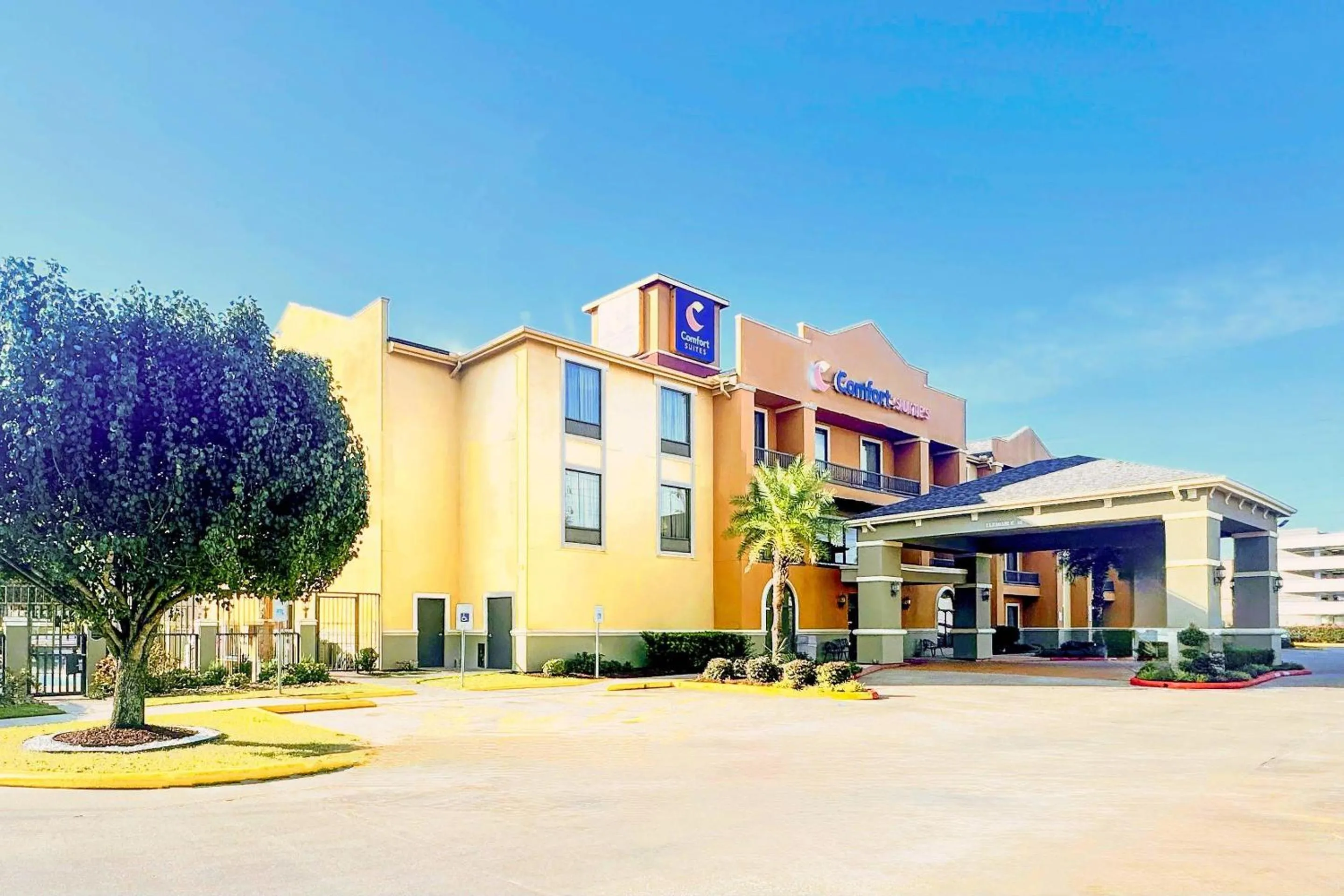 Property building in Comfort Suites Westchase Houston Energy Corridor