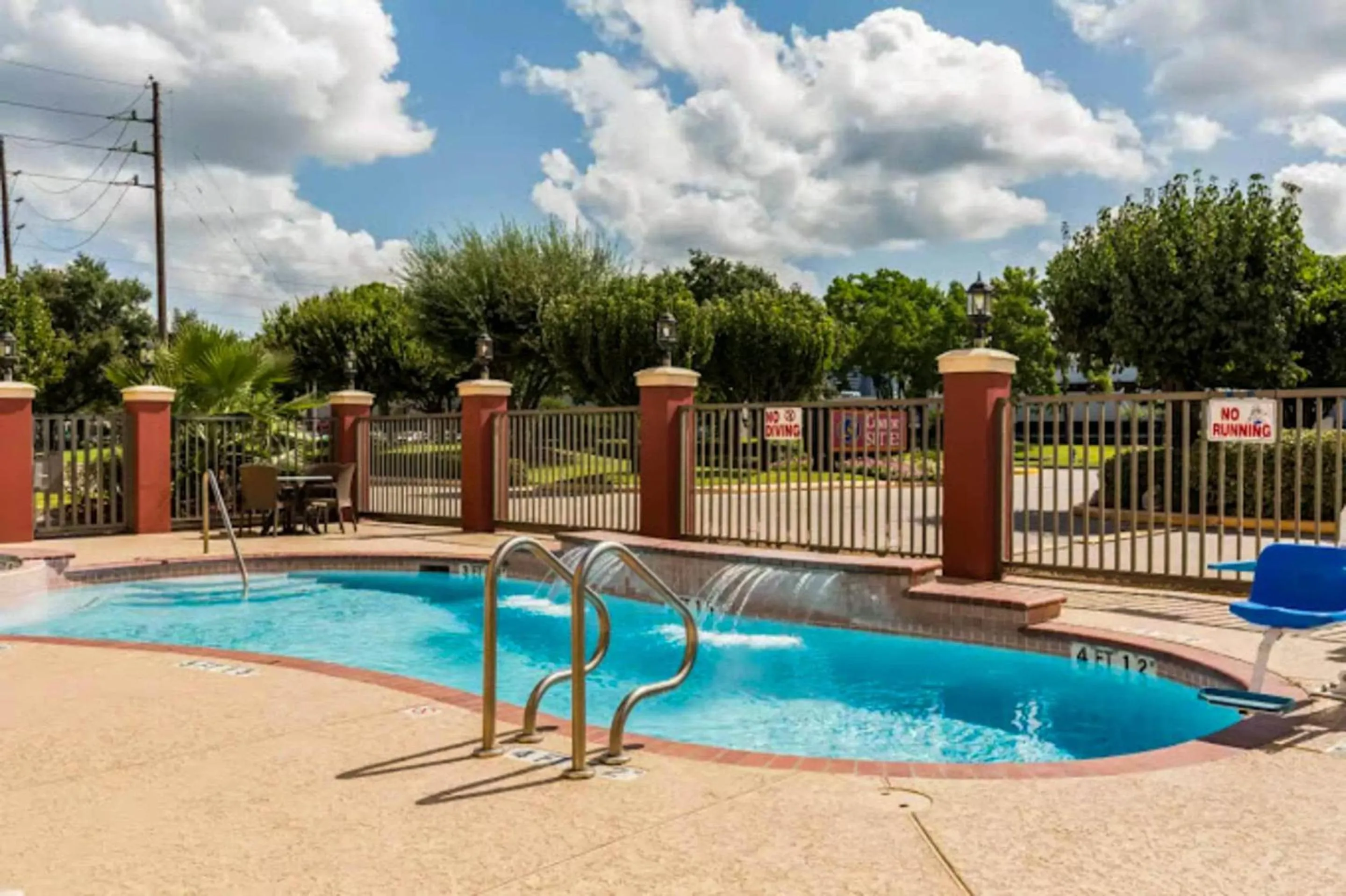 Swimming pool in Comfort Suites Westchase Houston Energy Corridor