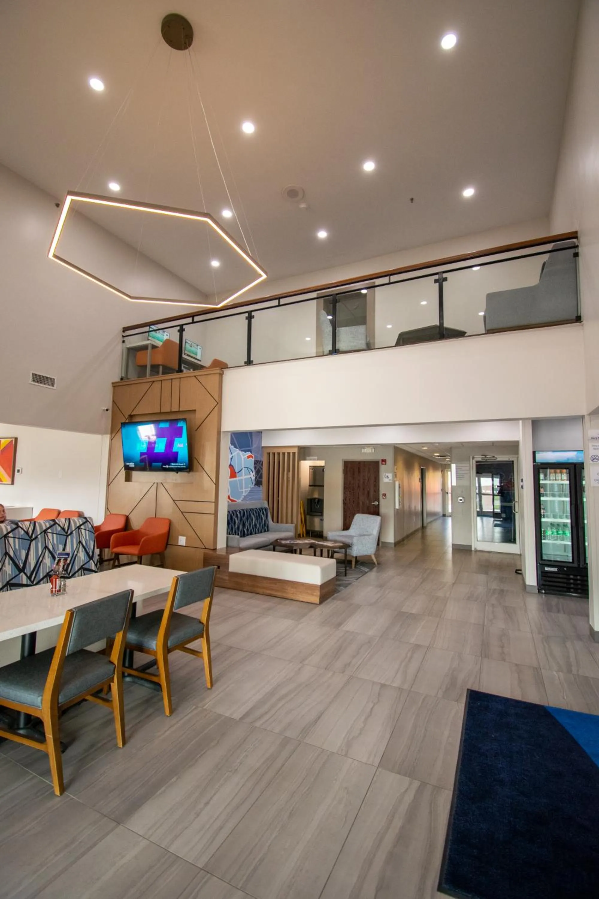 Communal lounge/ TV room in Holiday Inn Express & Suites Sulphur Springs by IHG