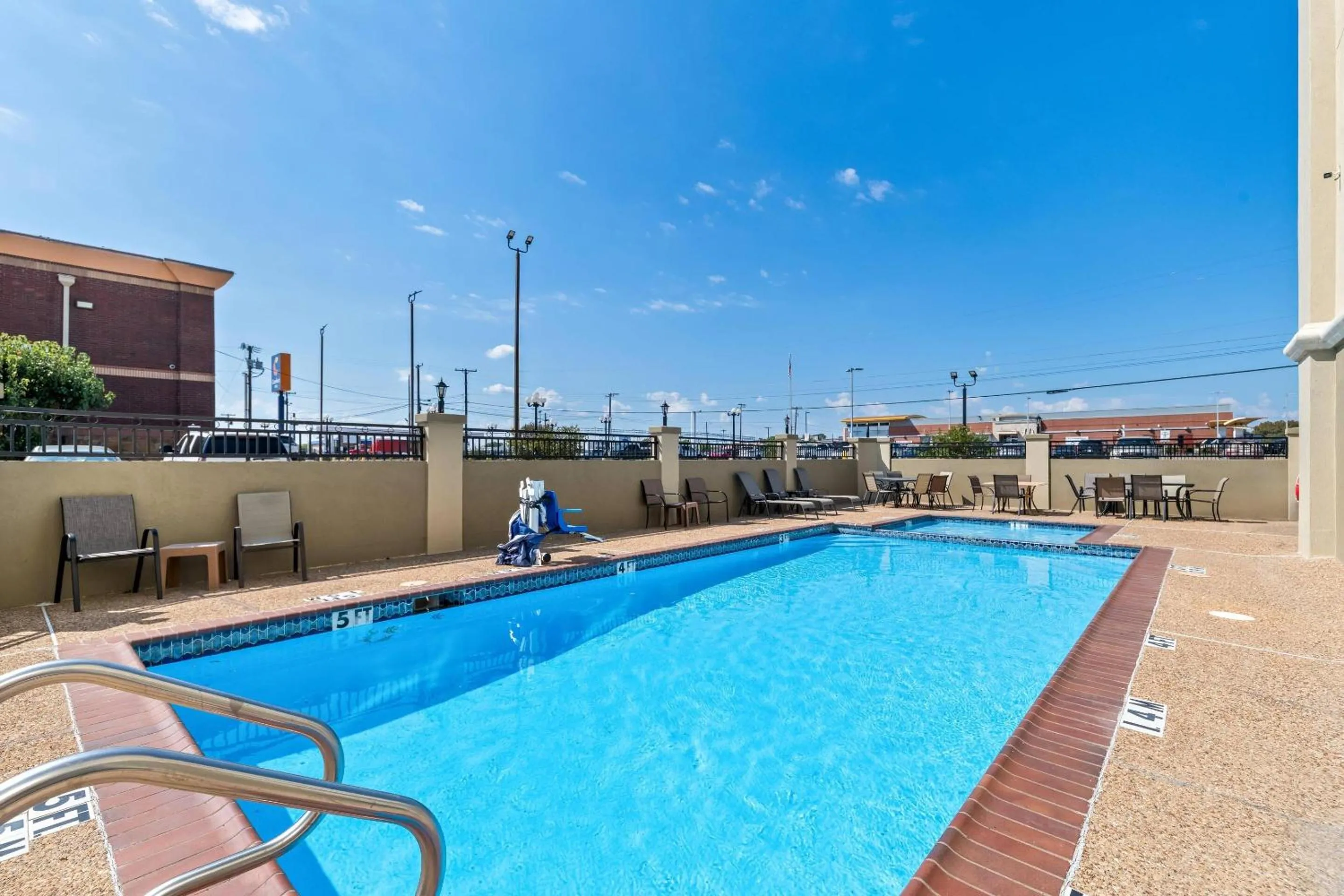 Swimming pool in Comfort Inn Corsicana East