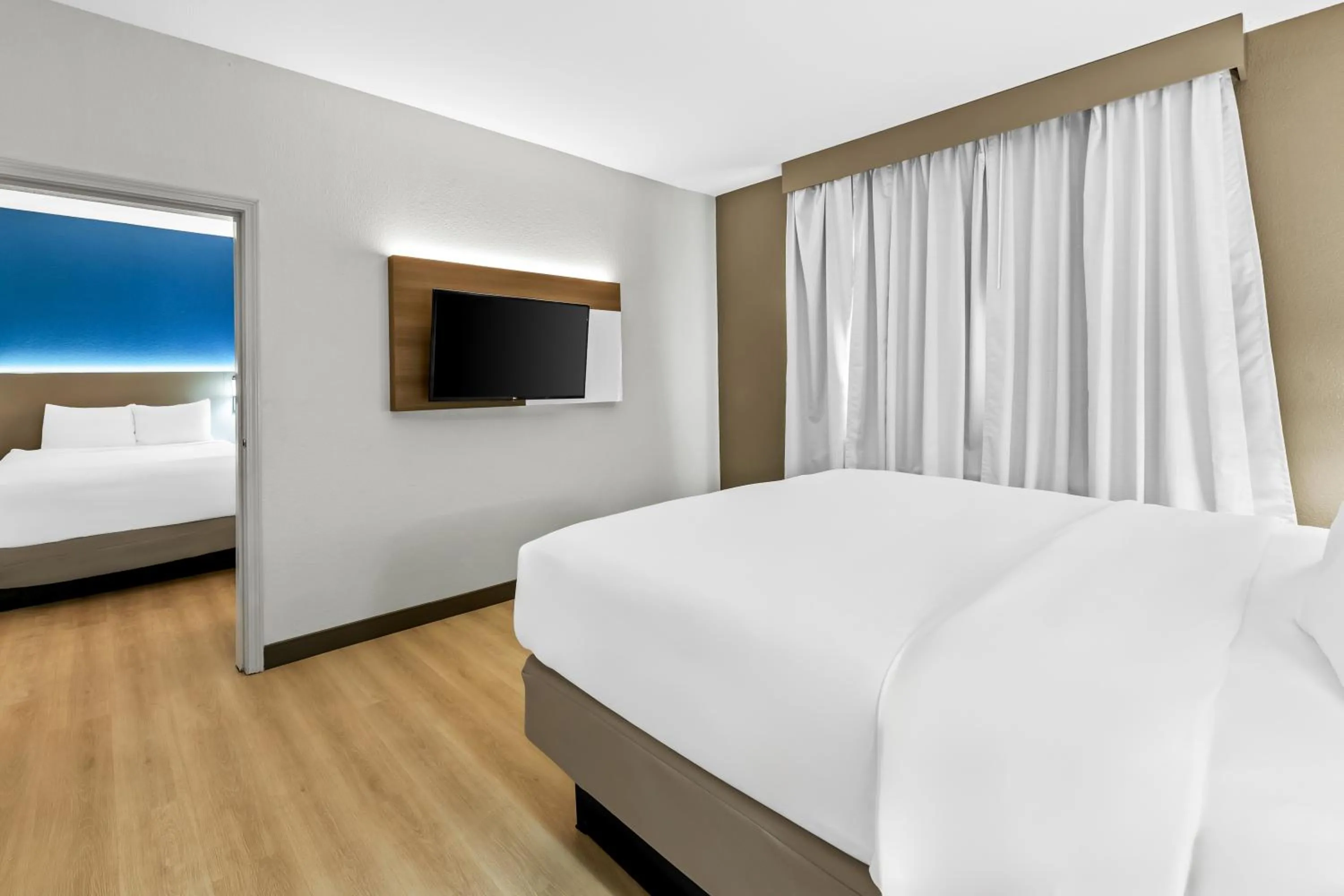 Bed in Comfort Suites Texarkana Texas