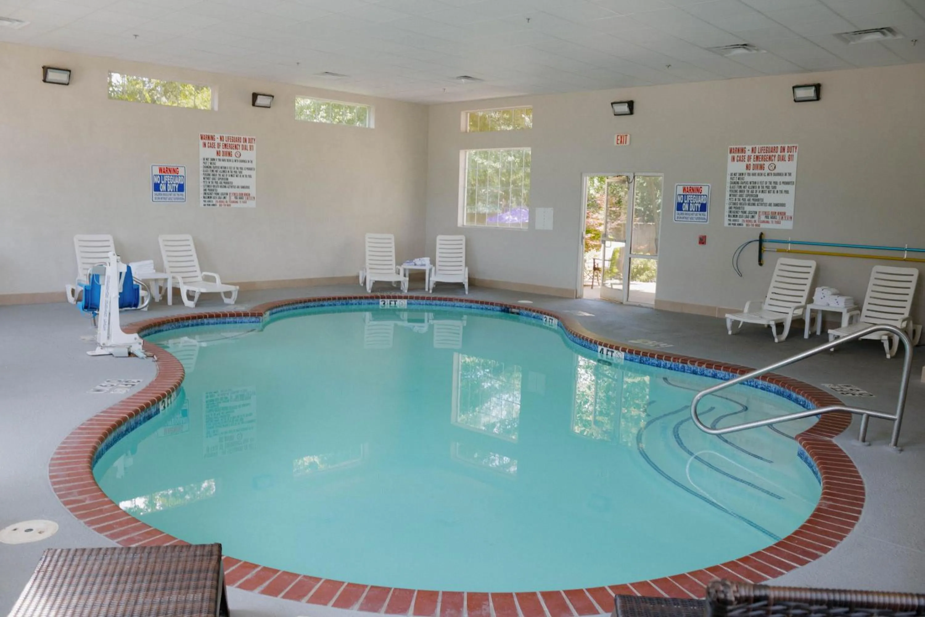 Swimming pool in Comfort Suites Texarkana Texas