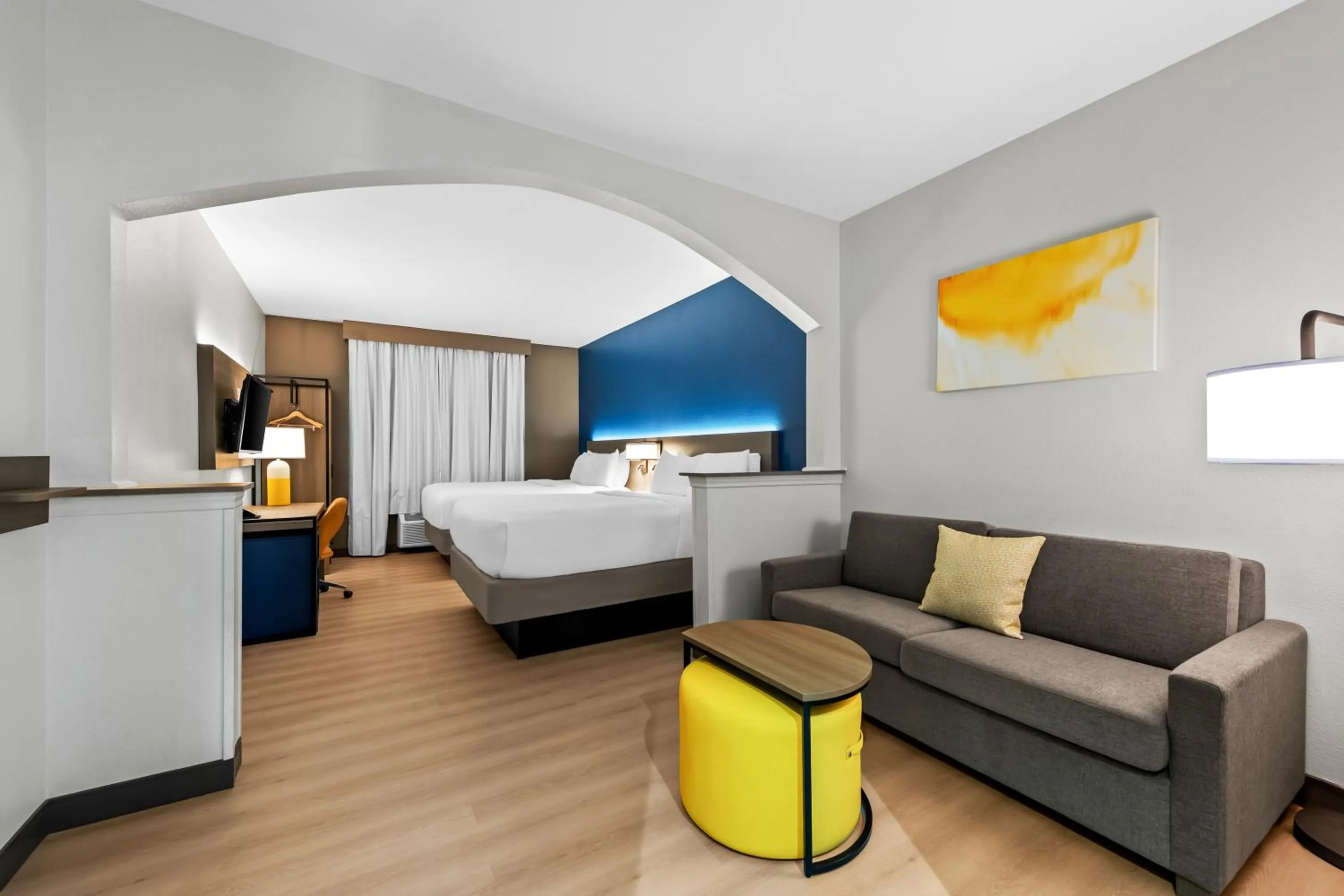 Photo of the whole room, Bed in Comfort Suites Texarkana Texas