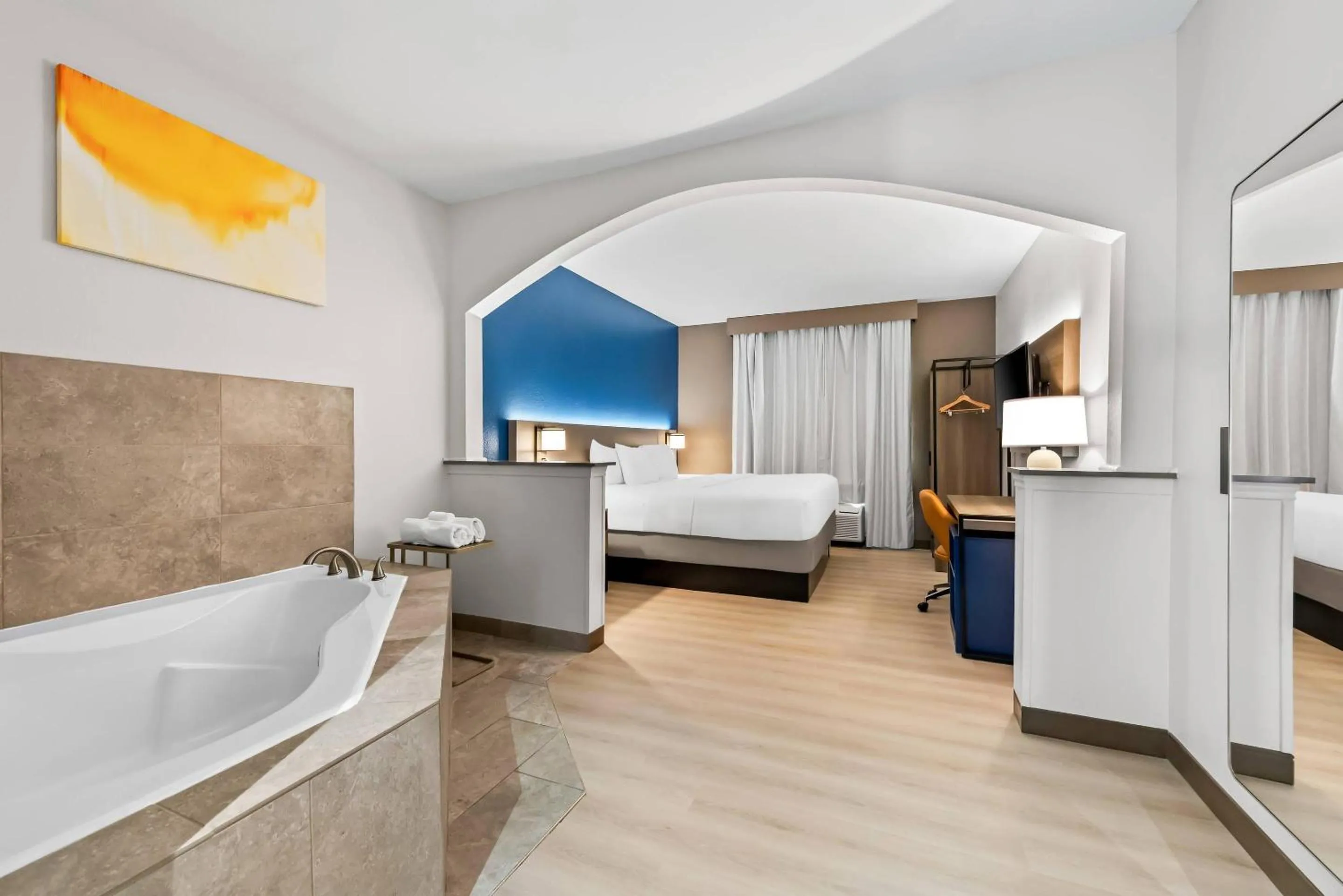 Bedroom, Bed in Comfort Suites Texarkana Texas