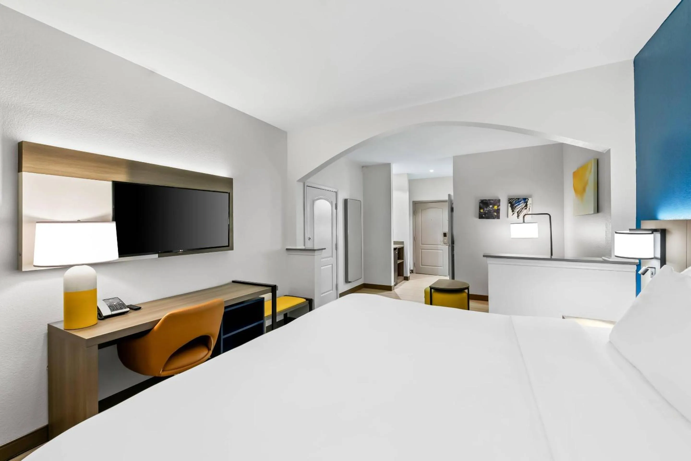 Bedroom, Bed in Comfort Suites Texarkana Texas