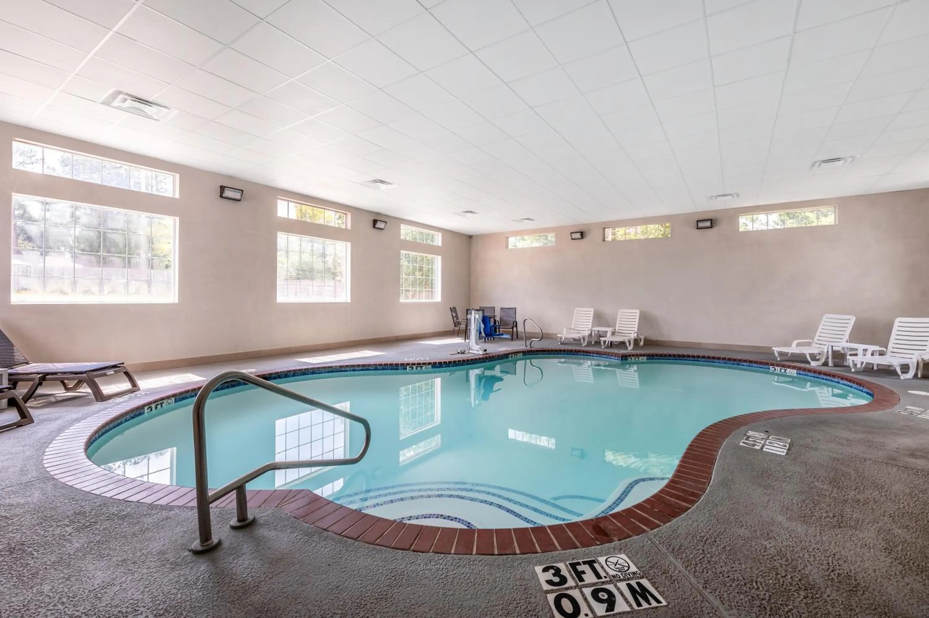 Swimming pool in Comfort Suites Texarkana Texas