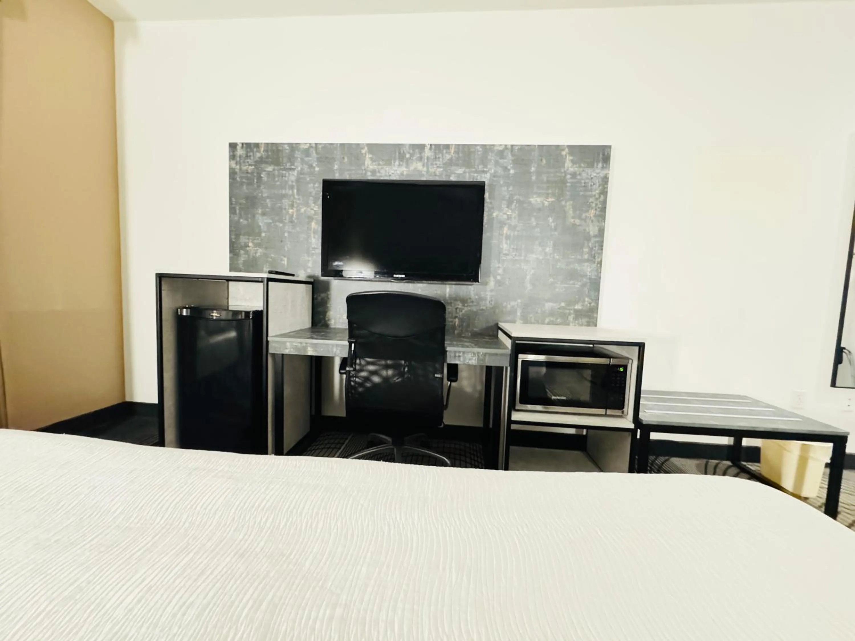 TV and multimedia, Bed in FairBridge Inn & Suites Cleburne