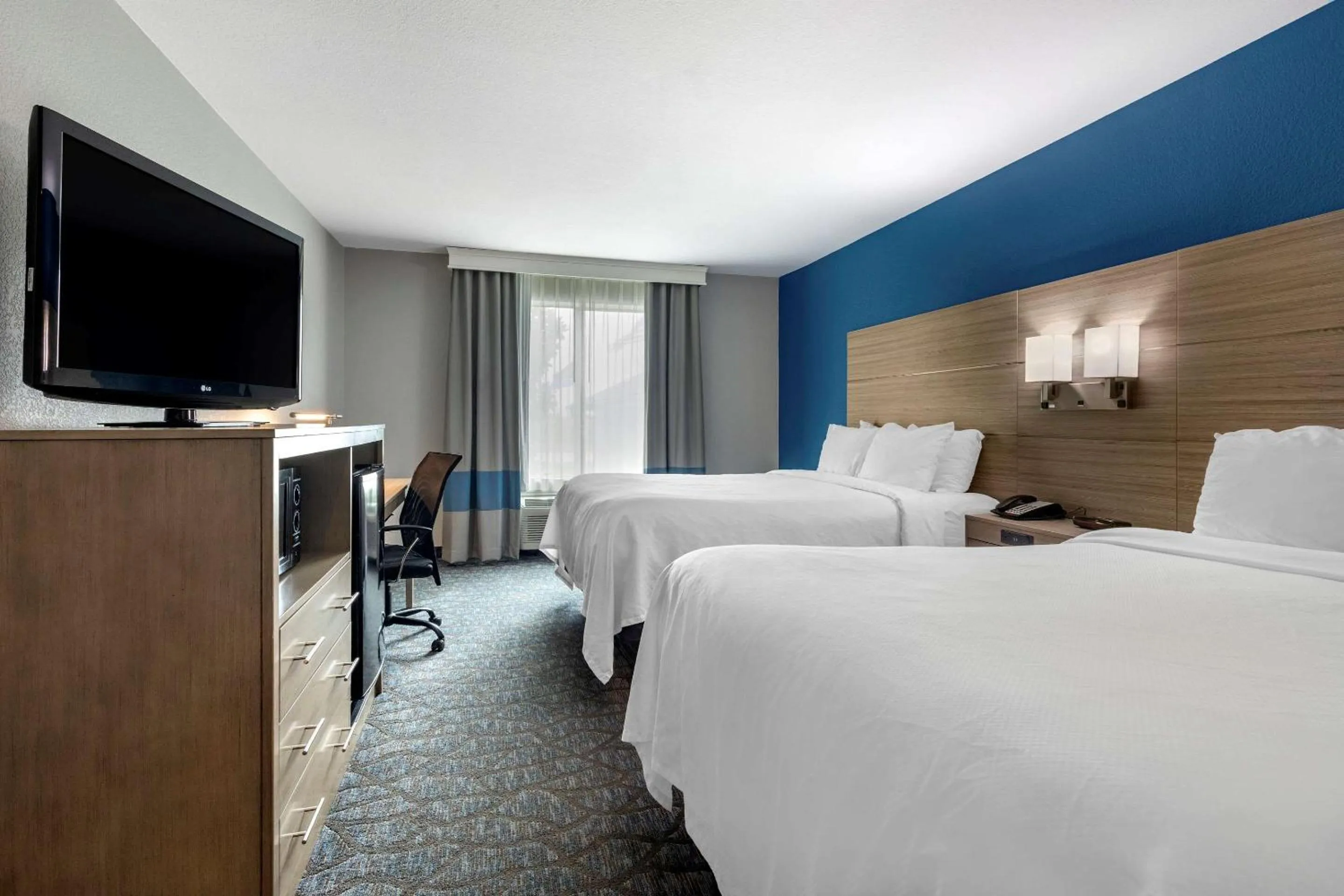 Photo of the whole room, Bed in Comfort Inn & Suites Mansfield