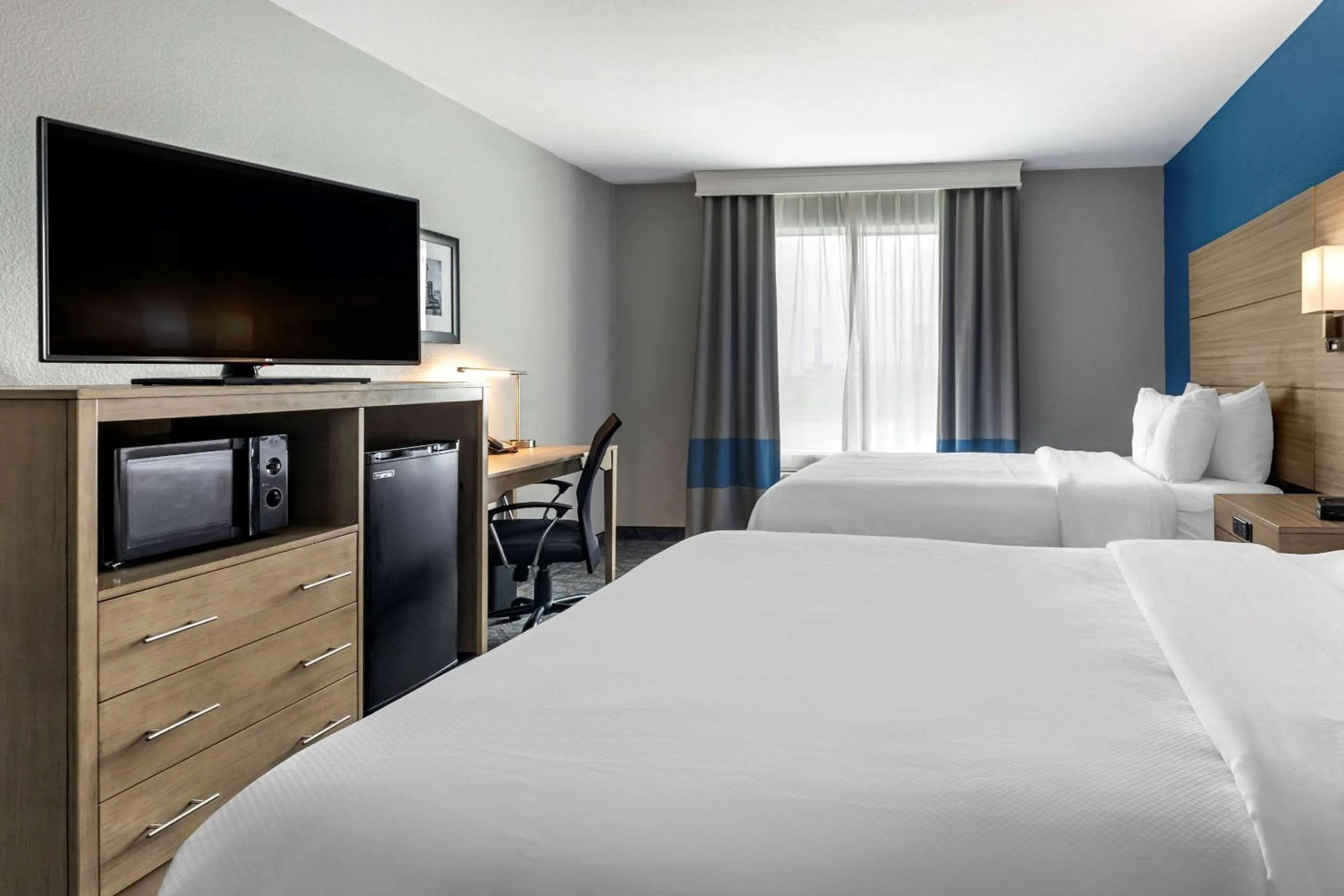 Photo of the whole room, Bed in Comfort Inn & Suites Mansfield