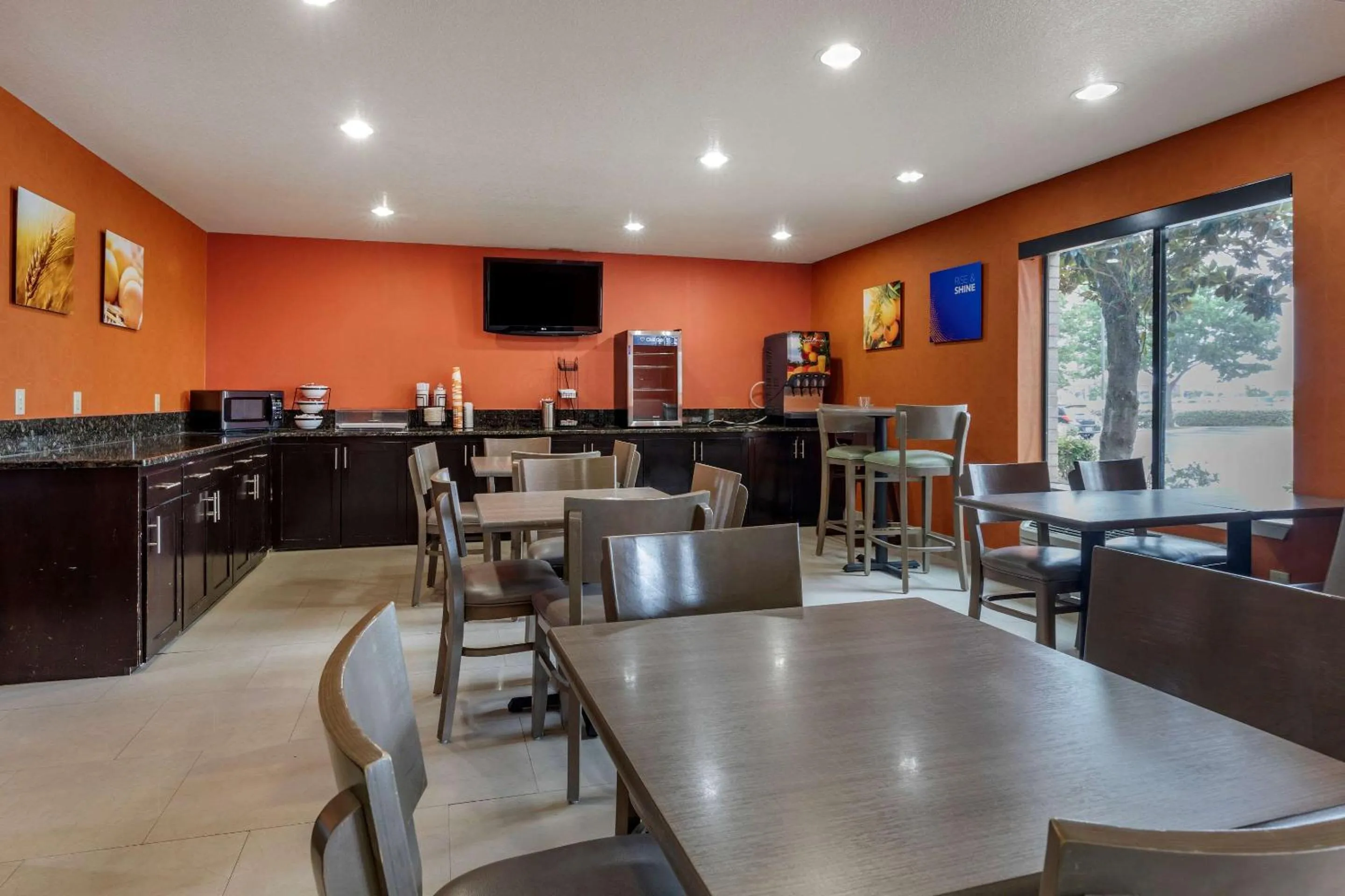 Restaurant/places to eat in Comfort Inn & Suites Mansfield