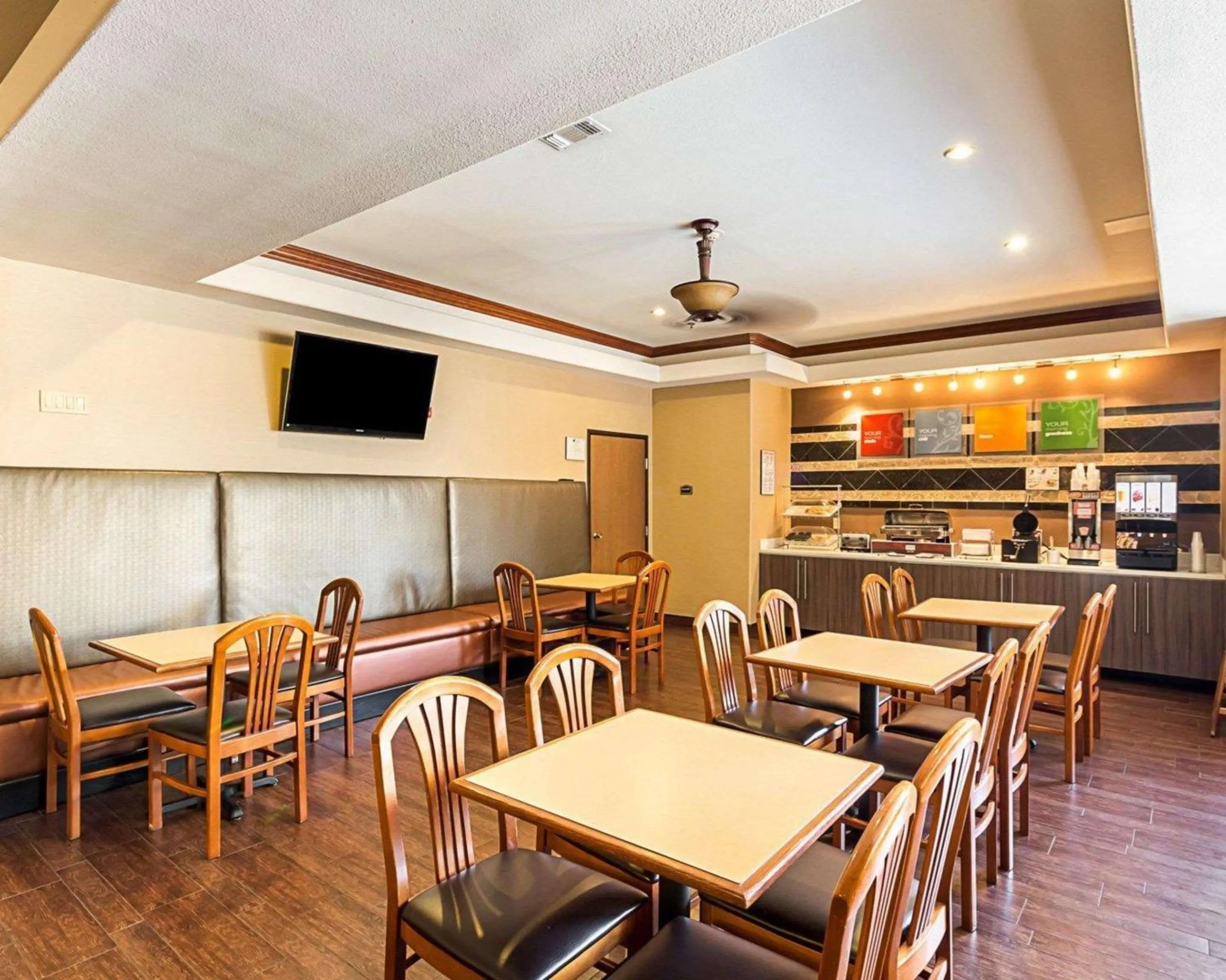 Restaurant/places to eat in Comfort Suites At Plaza Mall