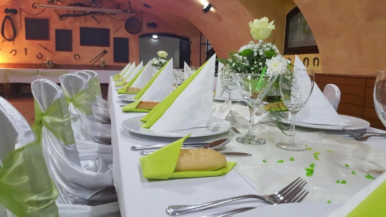 Restaurant/places to eat in Zámecký Hotel Zlatý Orel