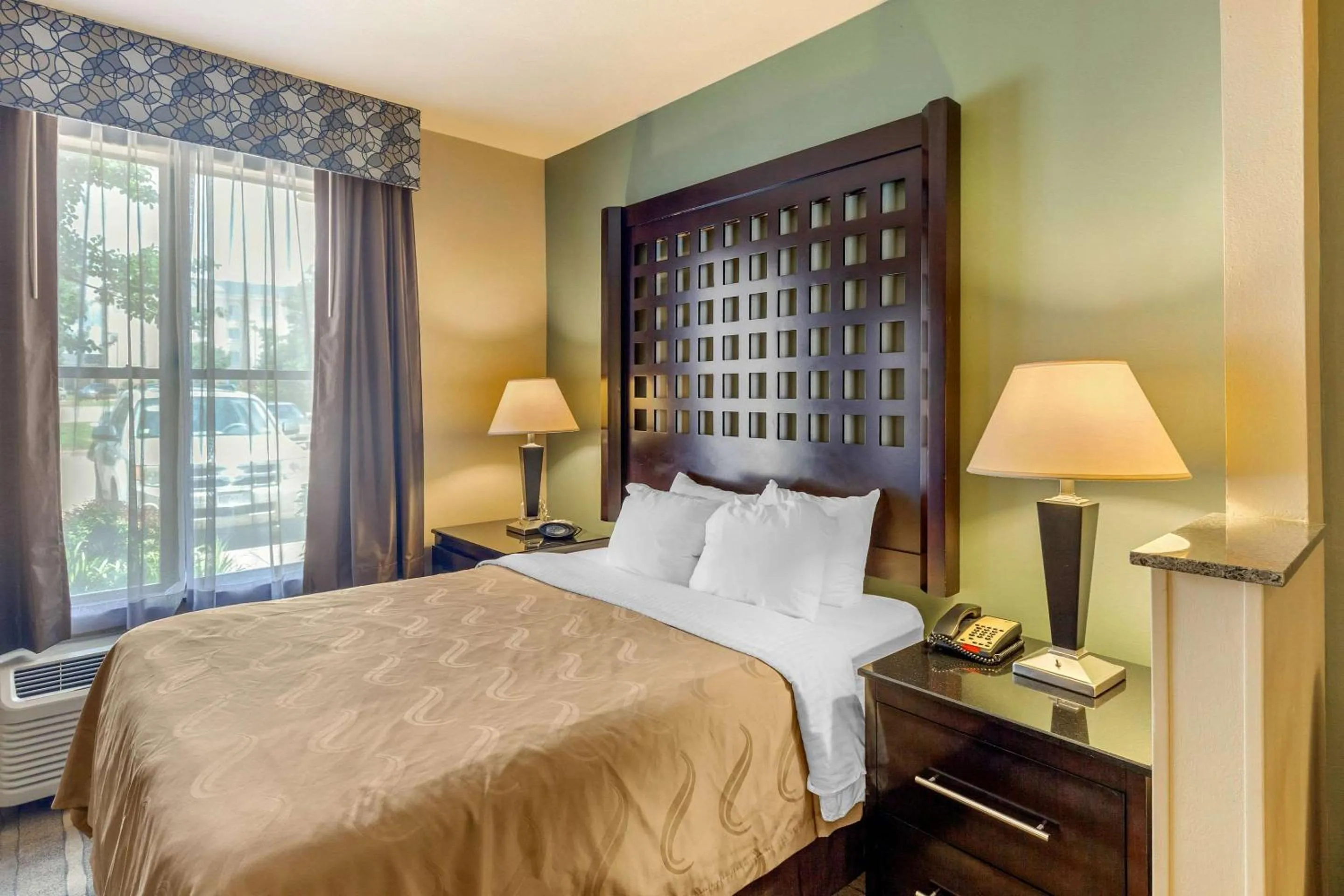 Photo of the whole room, Bed in Quality Suites Sherman