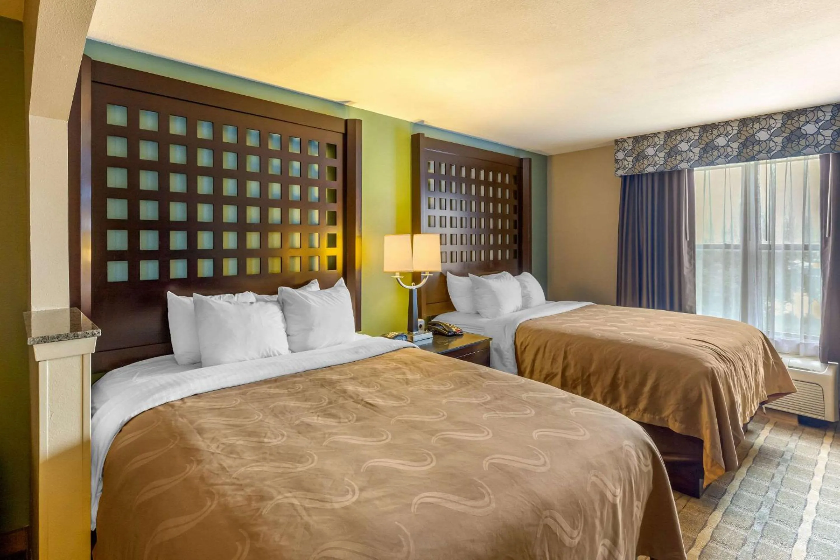 Photo of the whole room, Bed in Quality Suites Sherman