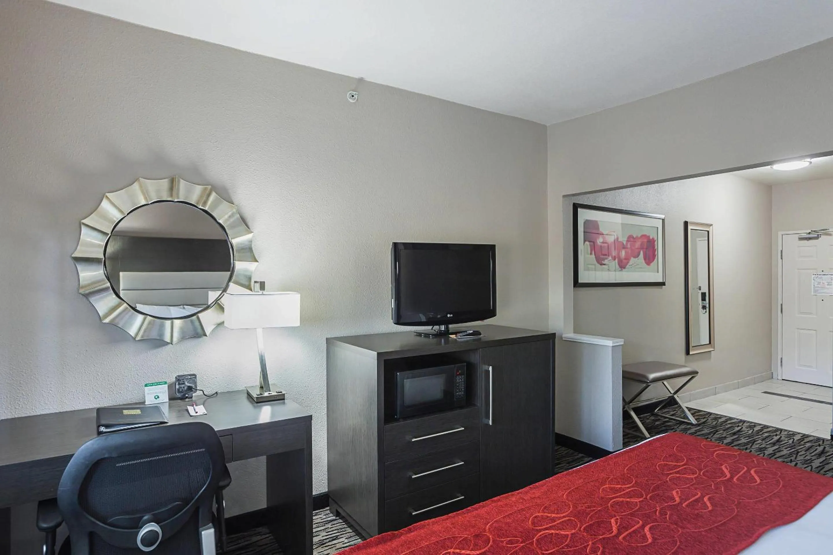 Bedroom, Bed in Comfort Suites Lewisville - Dallas