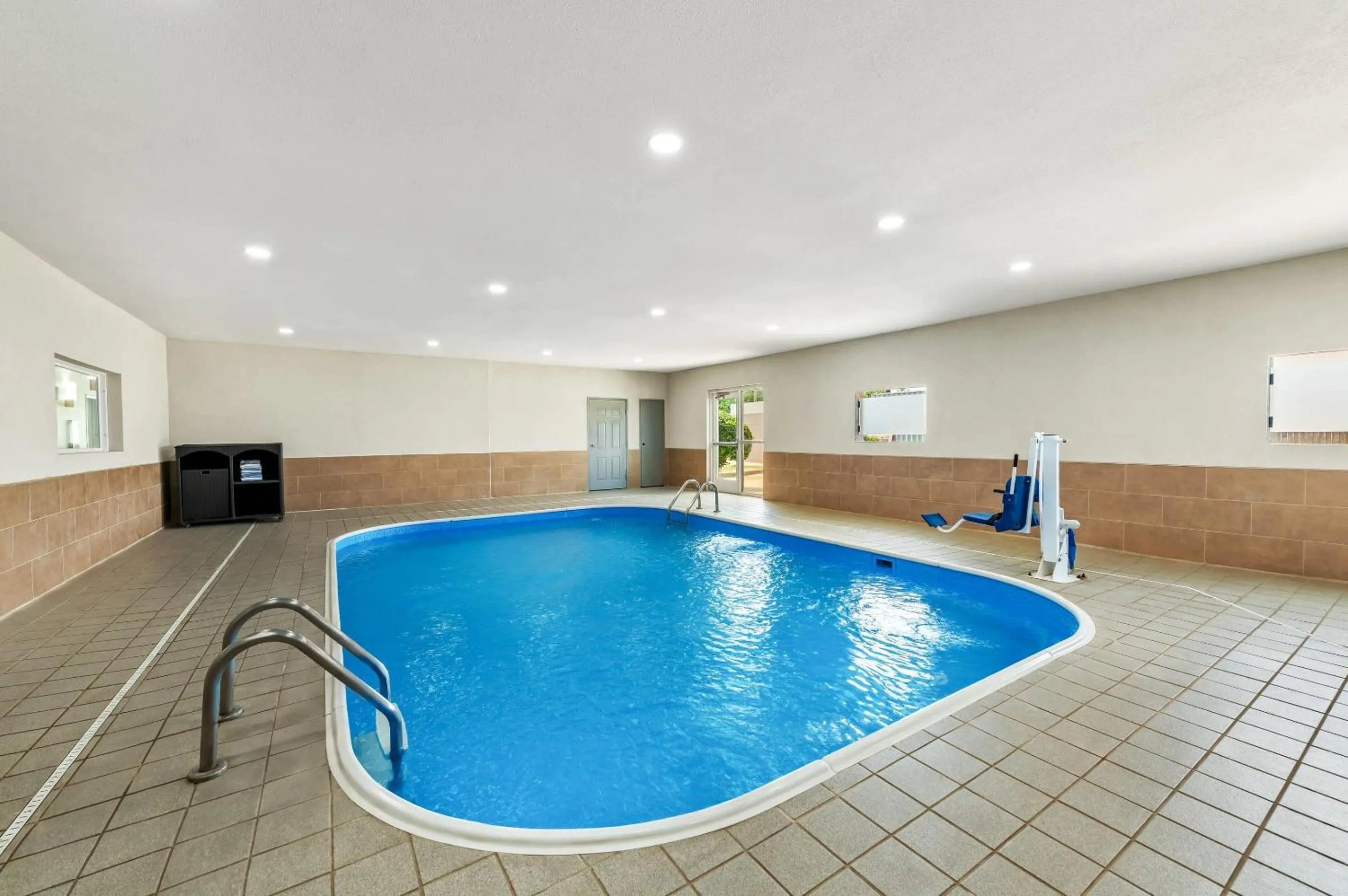 Swimming pool in Comfort Suites Longview North