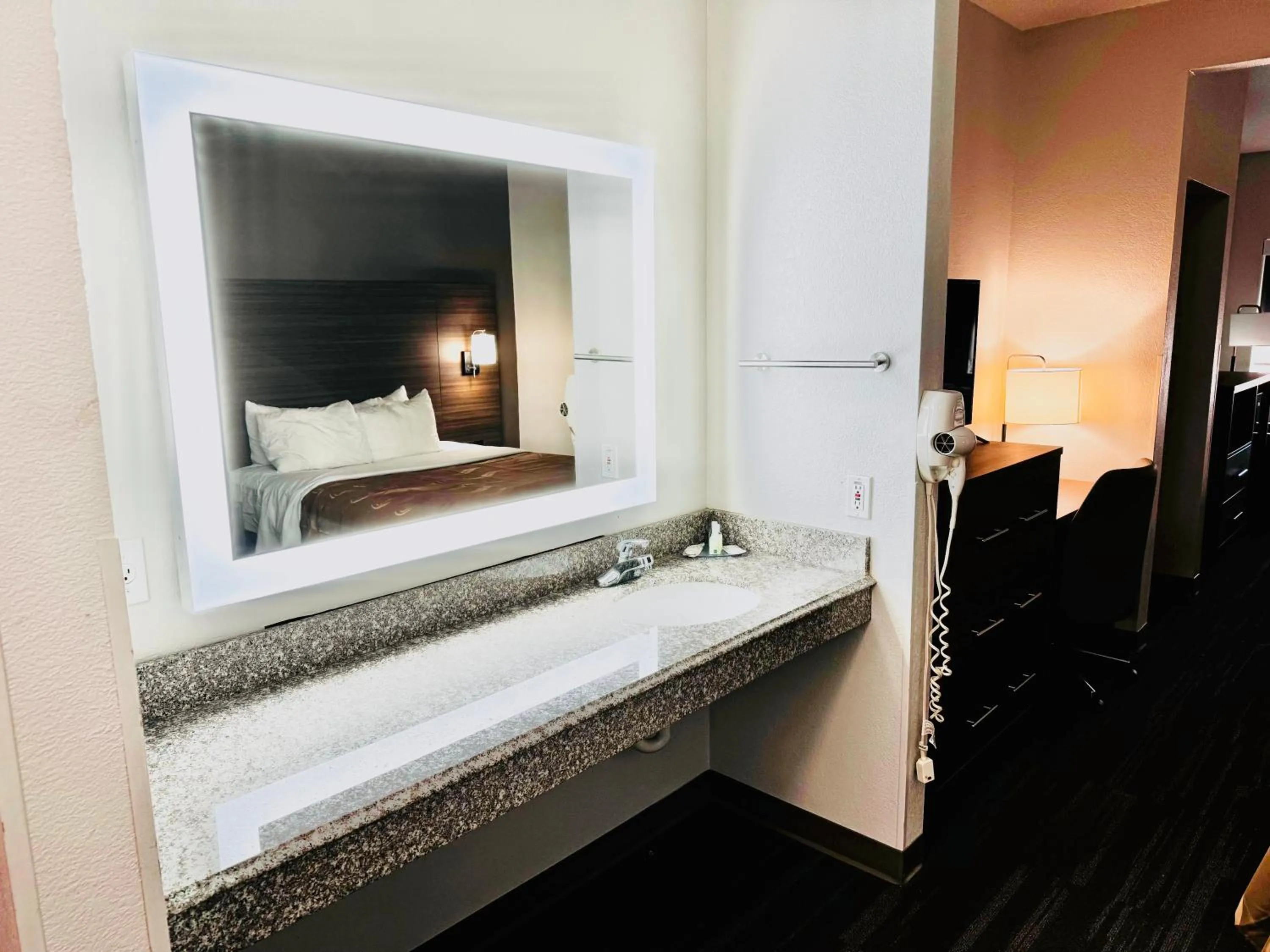 Bathroom, Bed in Quality Inn Near Seaworld - Lackland