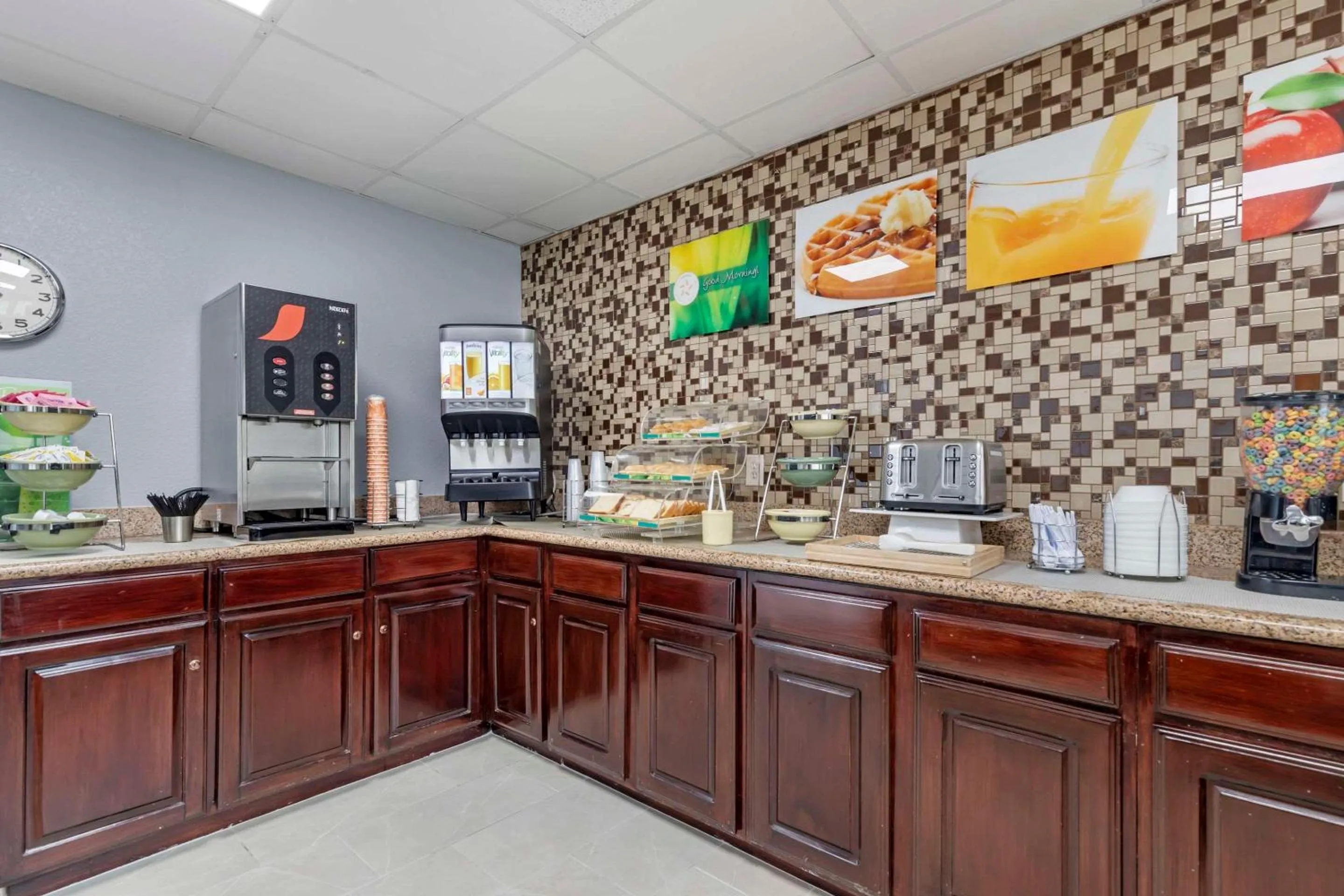 Breakfast in Quality Inn Near Seaworld - Lackland