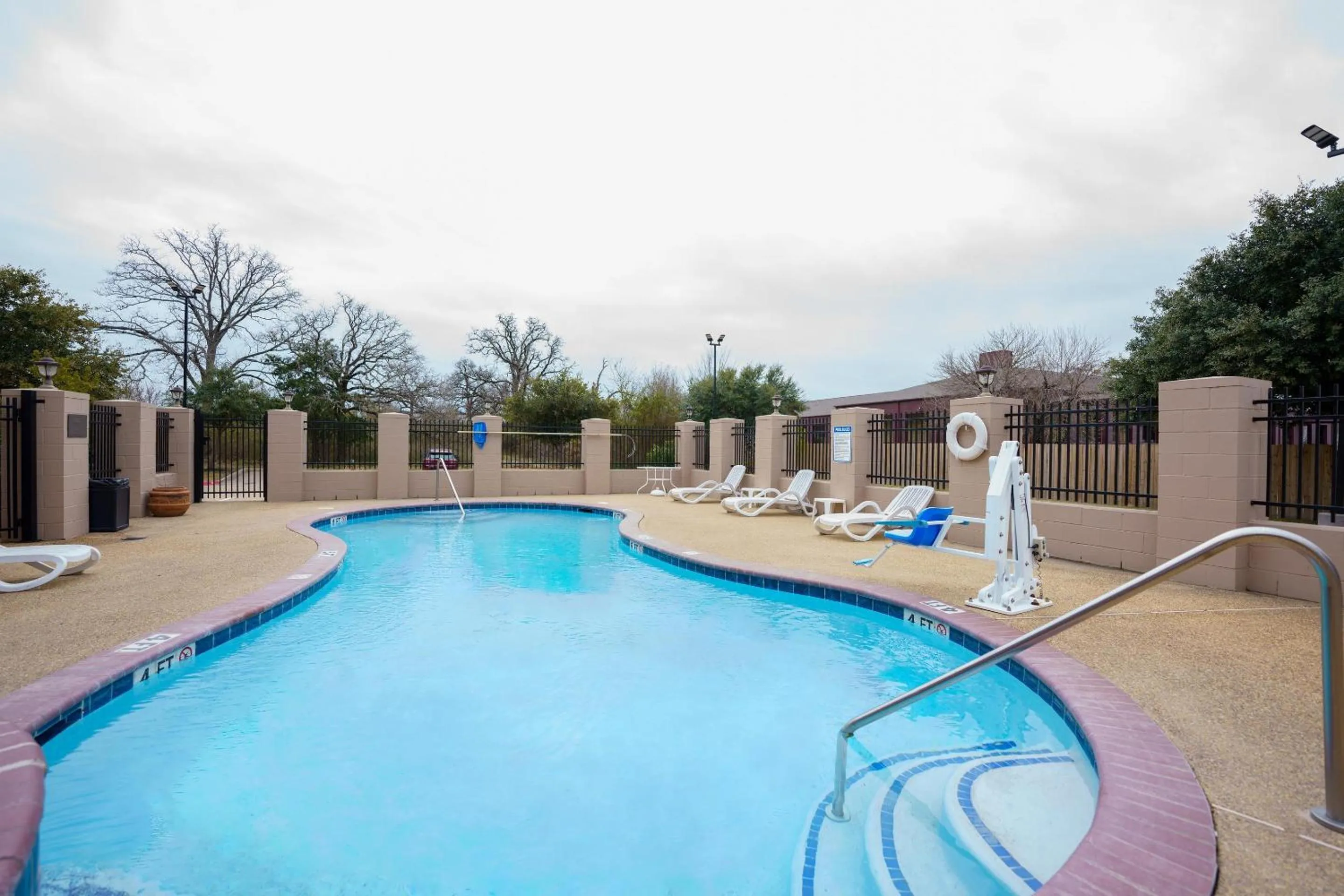 Swimming pool in Comfort Suites University Drive