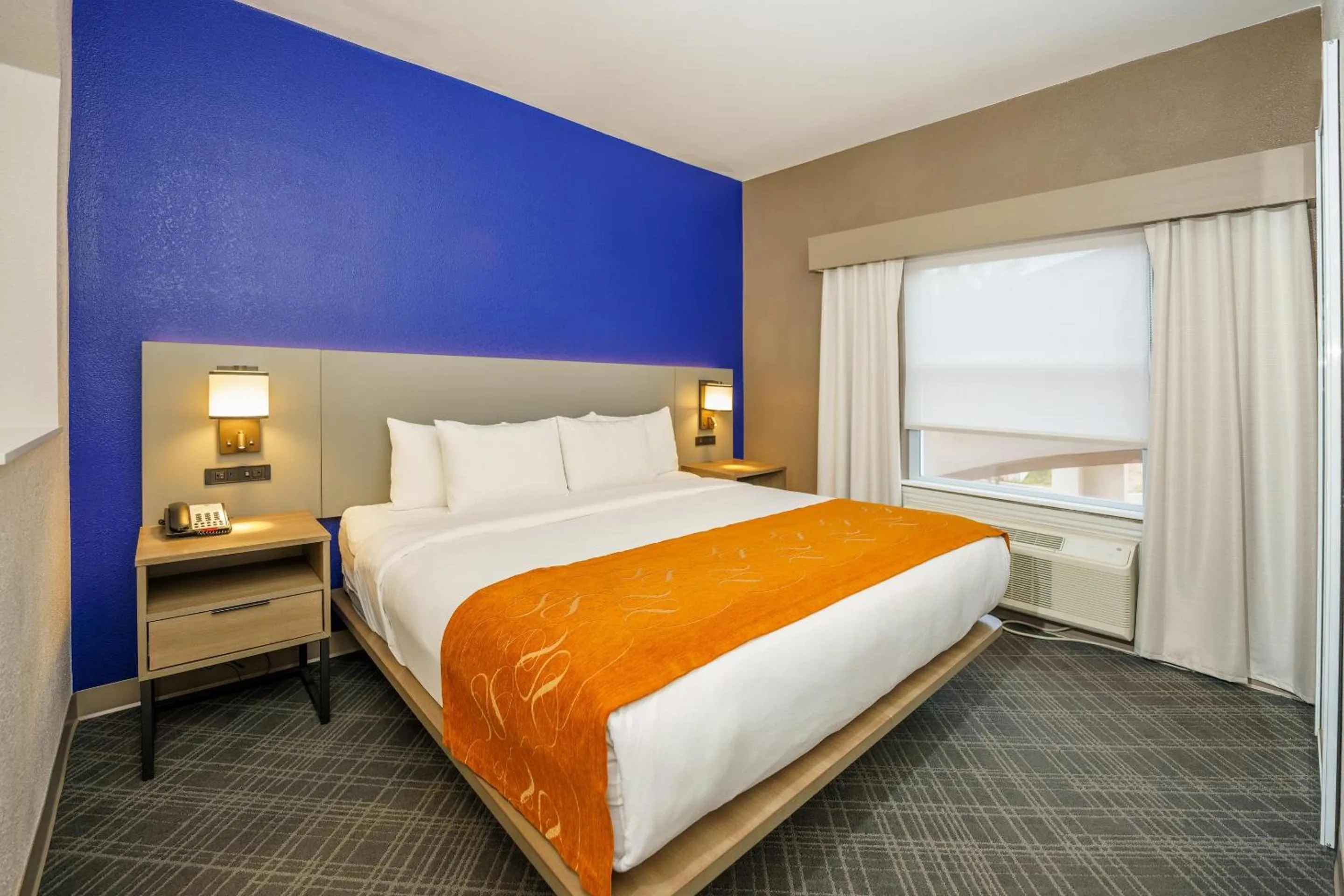 Bedroom, Bed in Comfort Suites University Drive