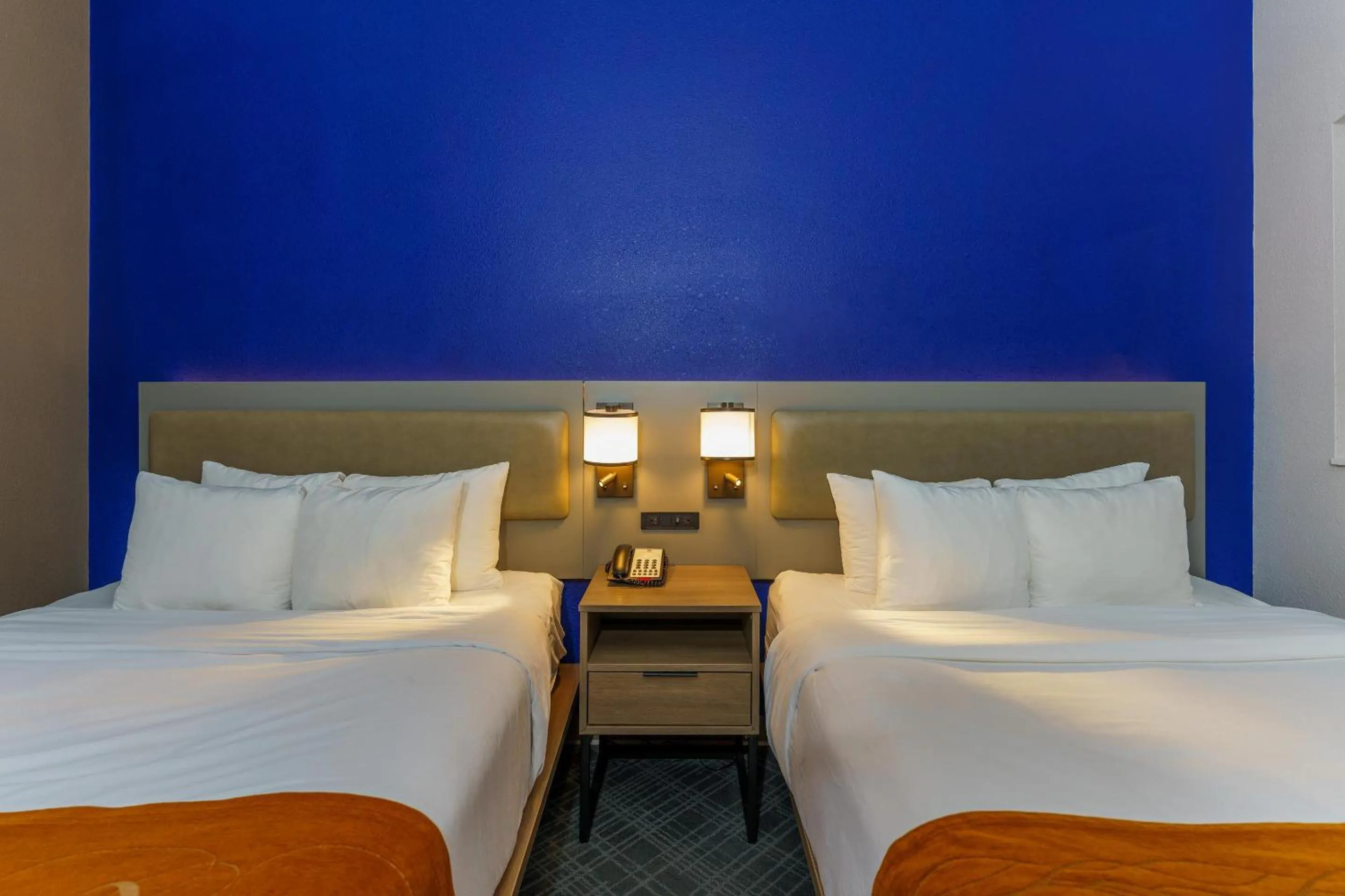 Bedroom, Bed in Comfort Suites University Drive