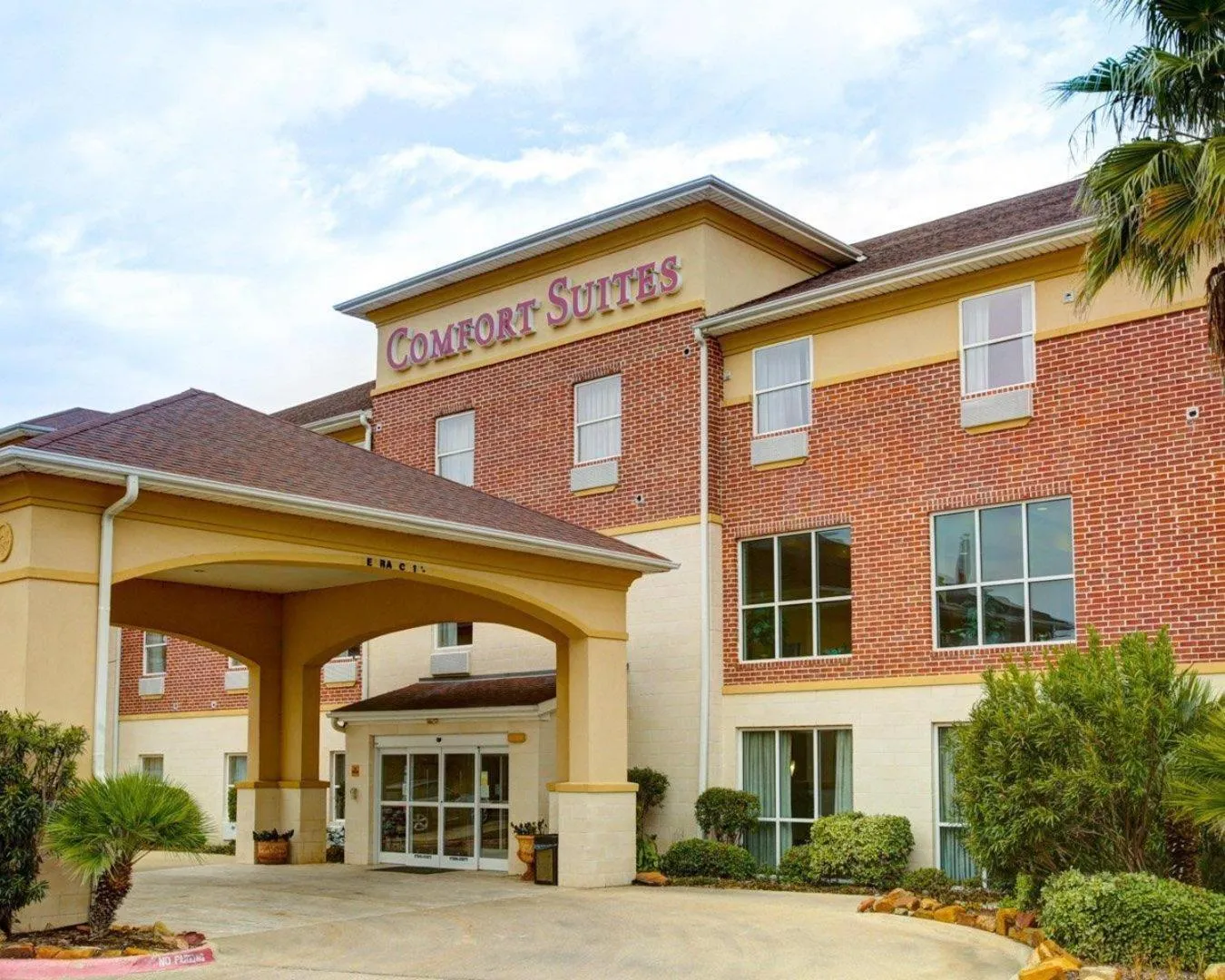 Property building in Comfort Suites University Drive