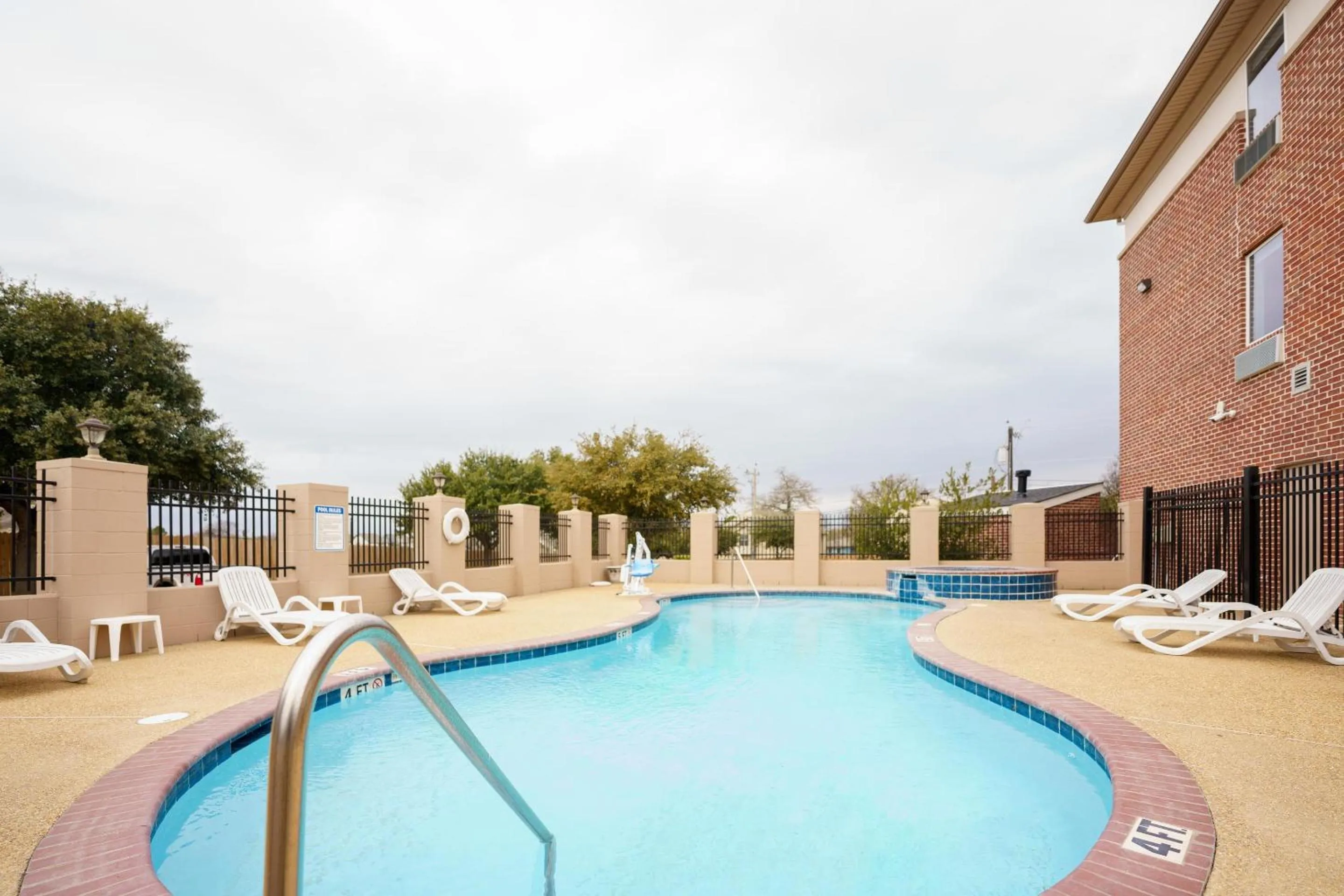Swimming pool in Comfort Suites University Drive
