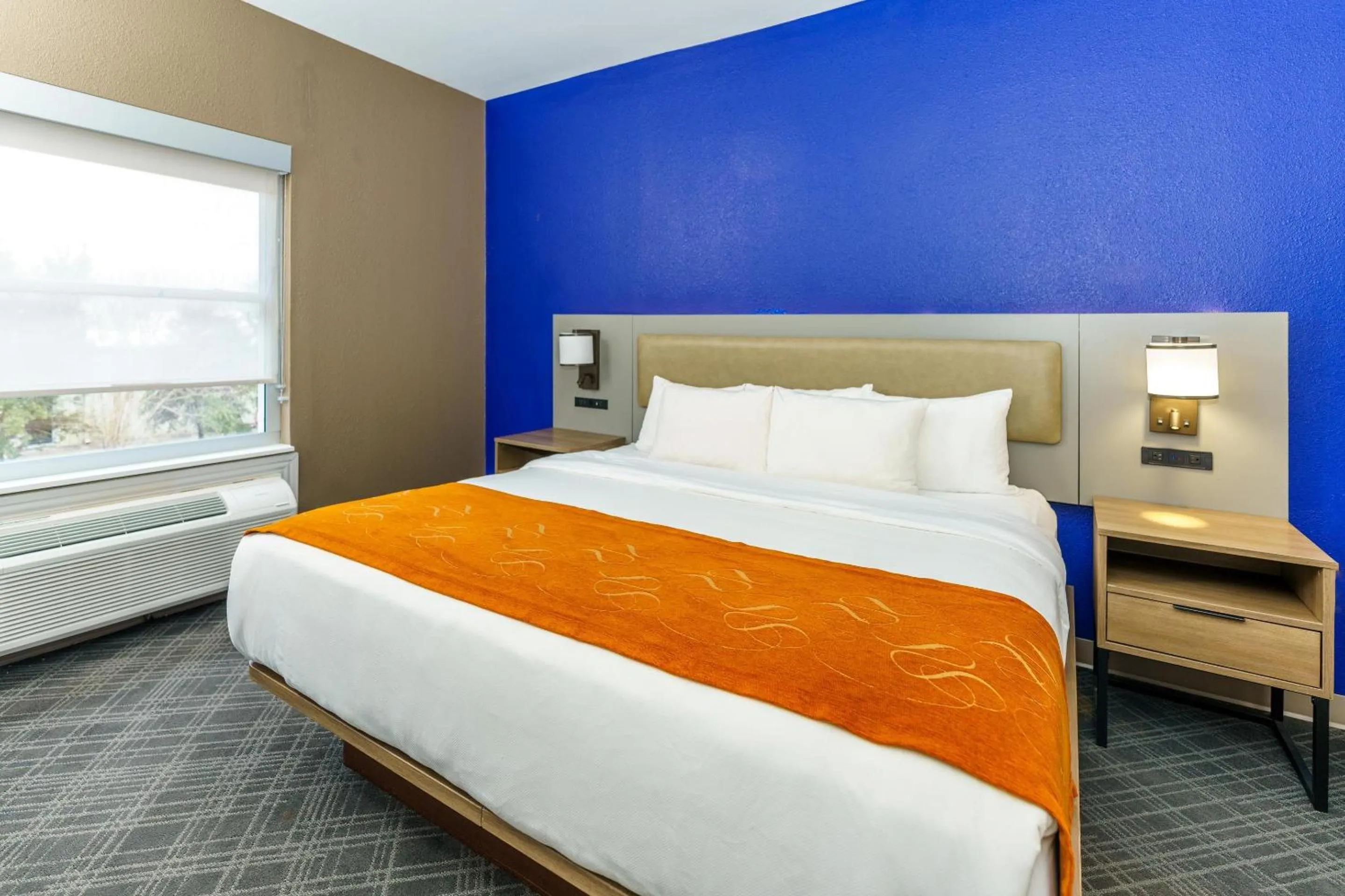 Bedroom, Bed in Comfort Suites University Drive