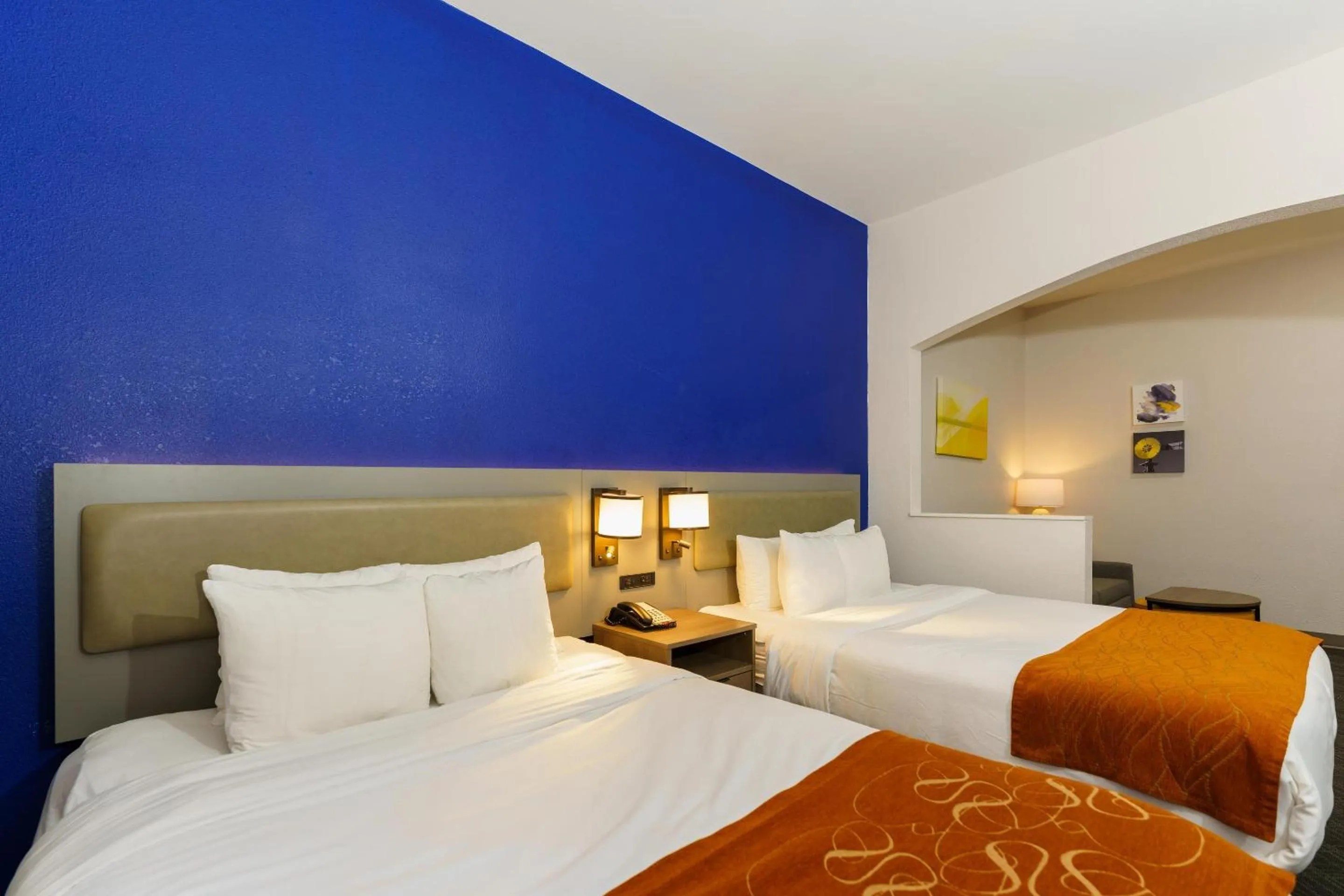 Bedroom, Bed in Comfort Suites University Drive