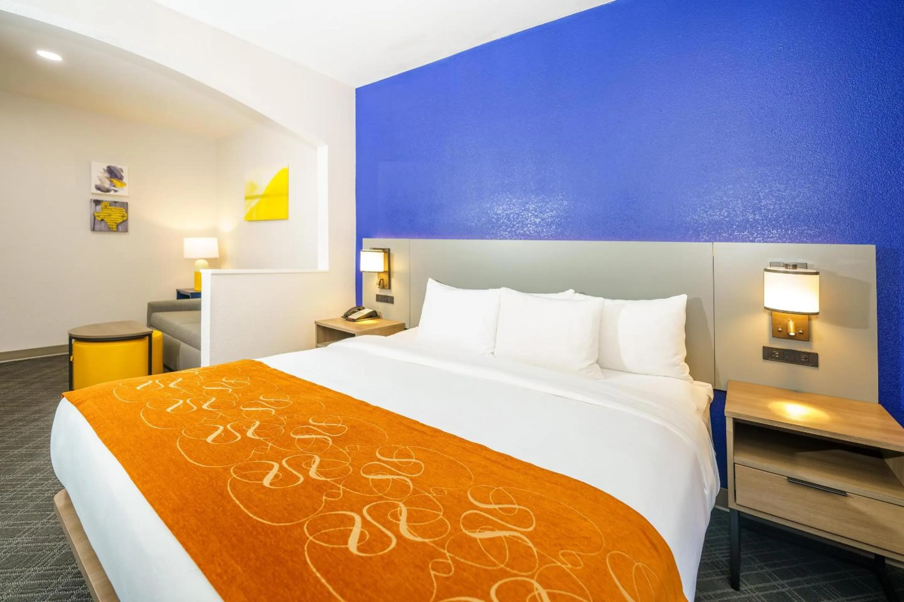 Bedroom, Bed in Comfort Suites University Drive