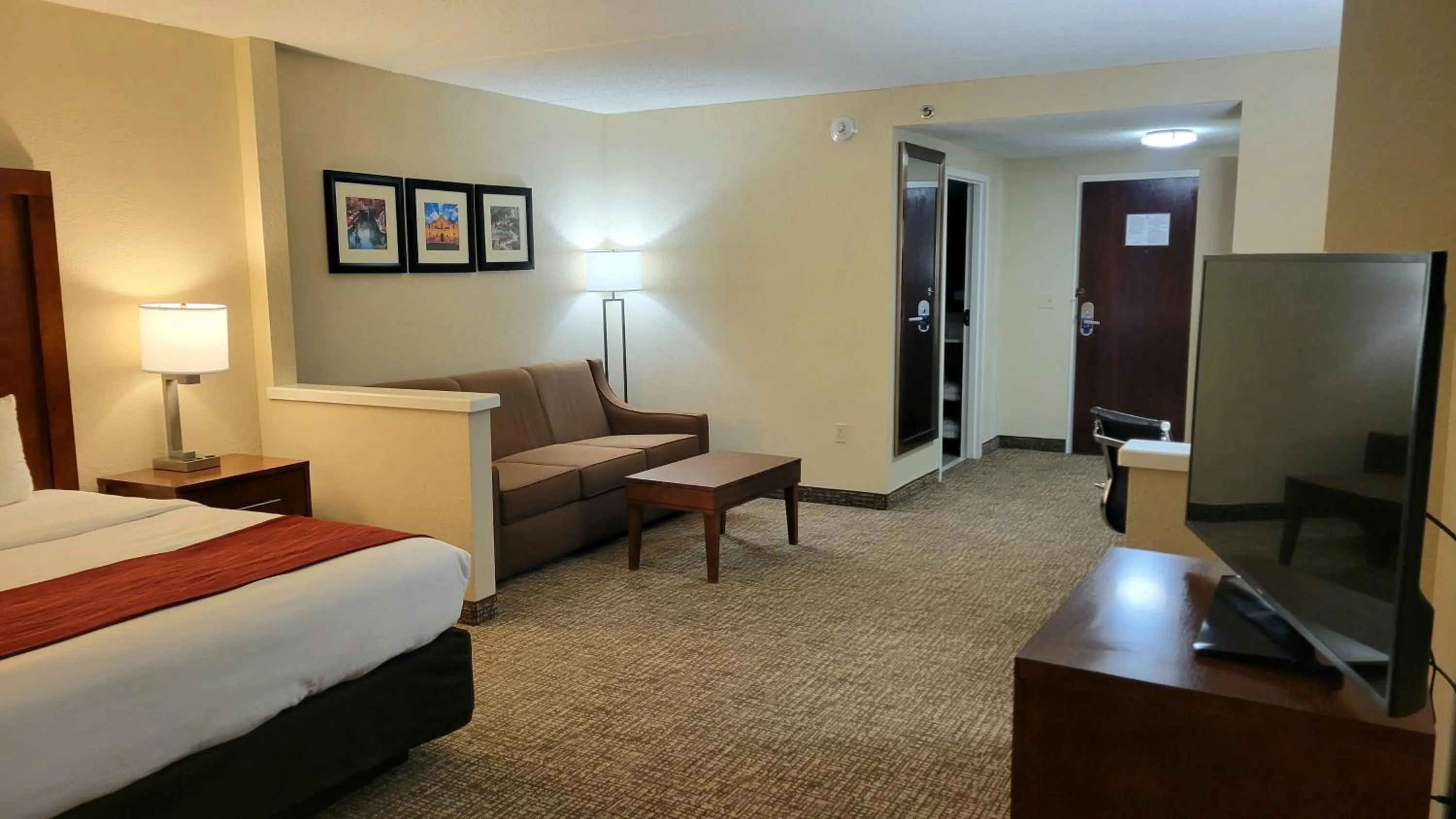 Photo of the whole room, Bed in Comfort Inn & Suites San Antonio Airport