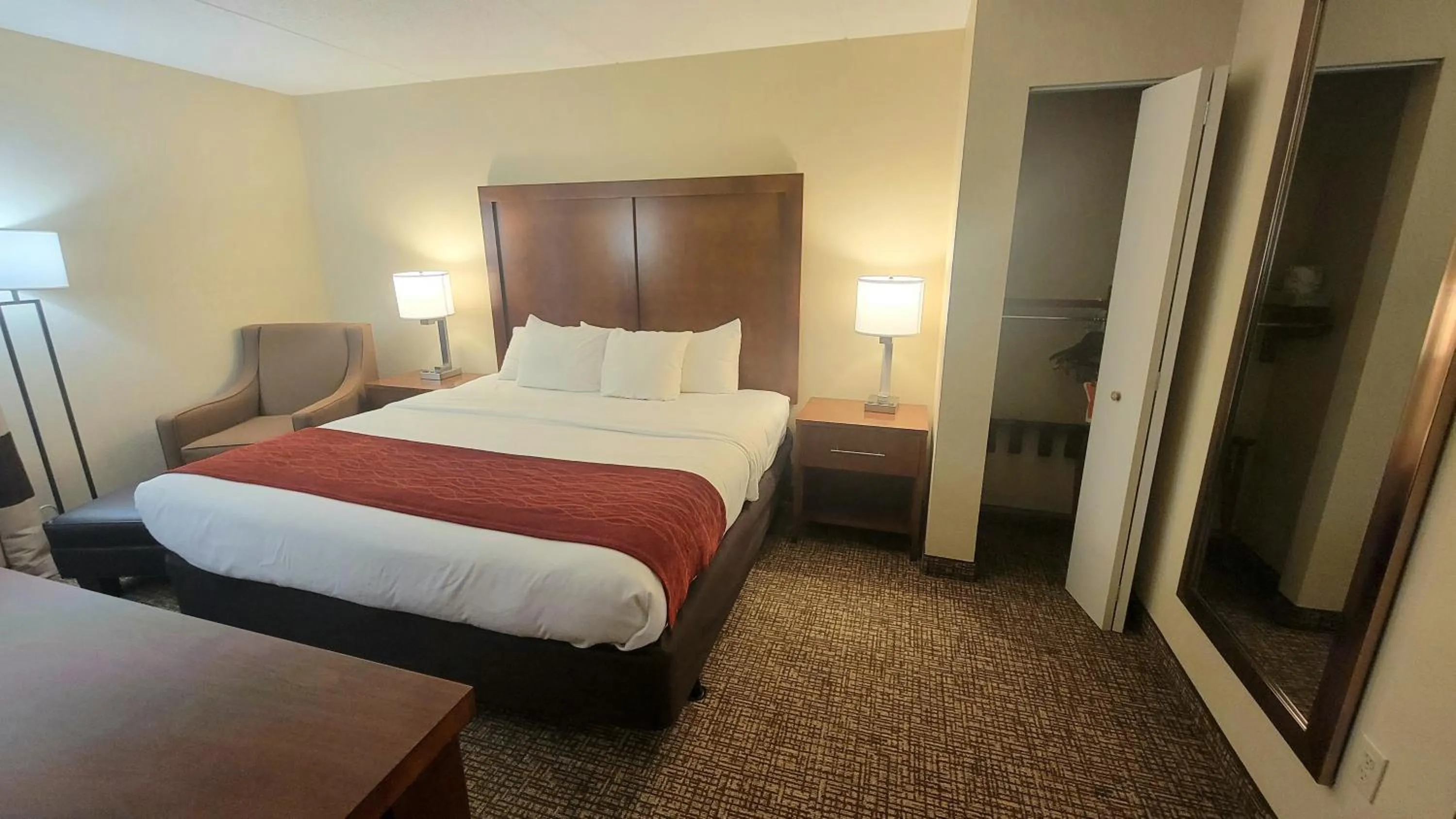 Photo of the whole room, Bed in Comfort Inn & Suites San Antonio Airport