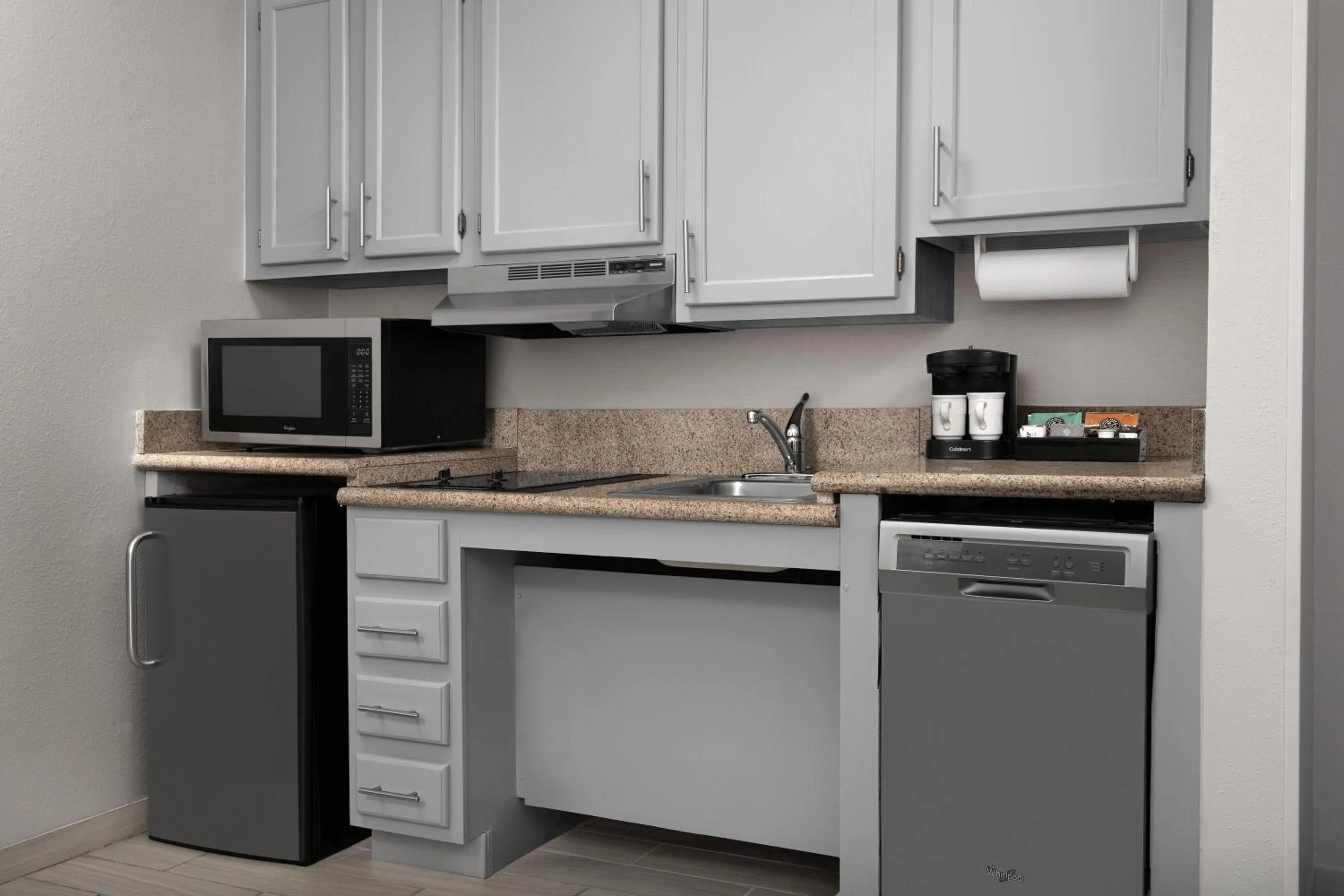 Kitchen or kitchenette in Spark By Hilton San Antonio Airport