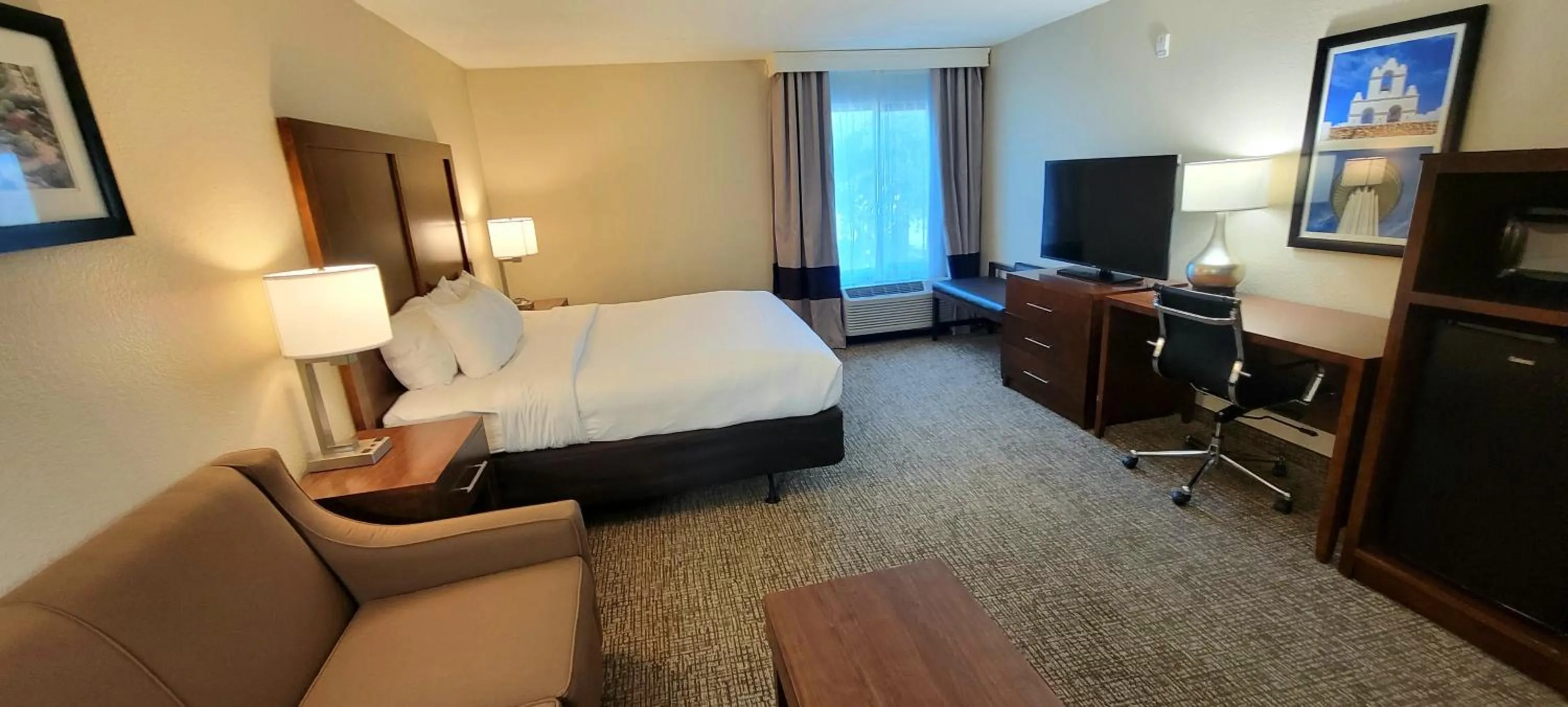 Photo of the whole room, Bed in Comfort Inn & Suites San Antonio Airport
