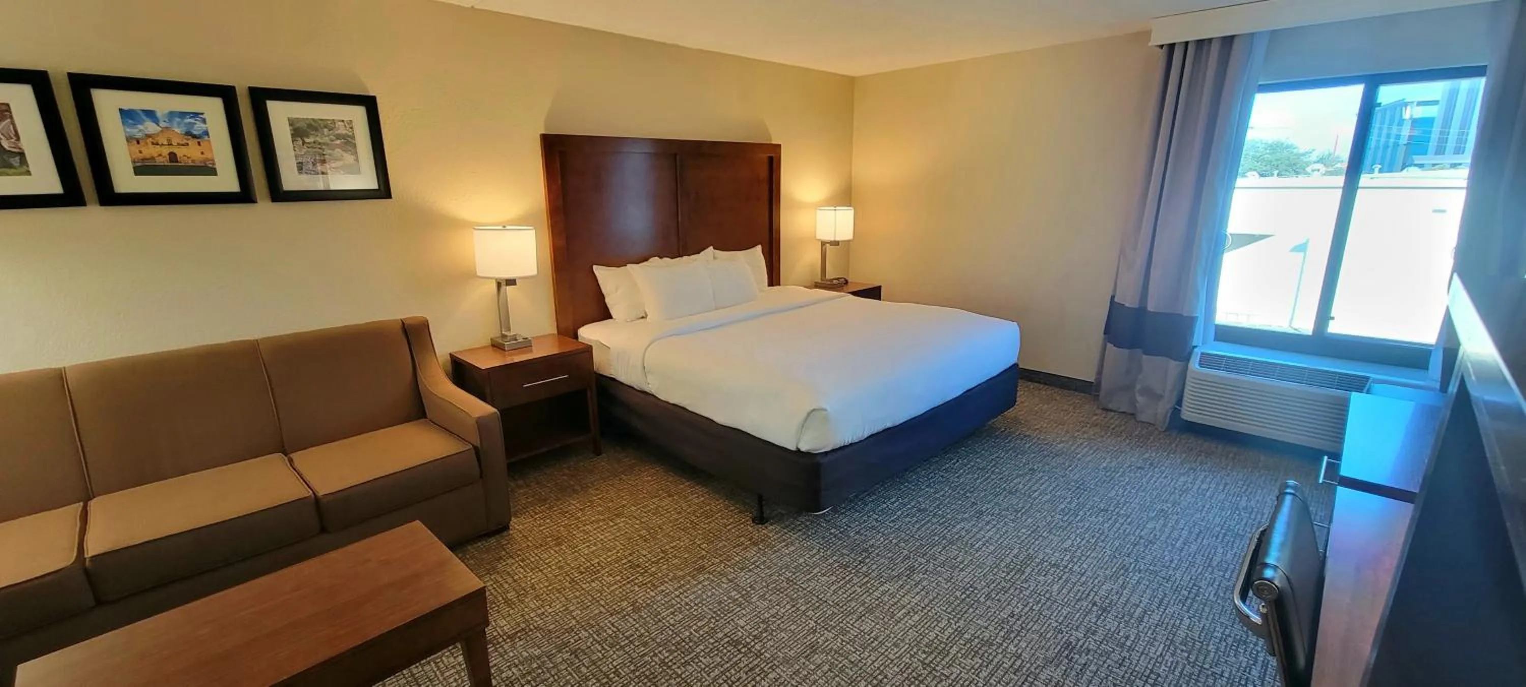 Photo of the whole room, Bed in Comfort Inn & Suites San Antonio Airport