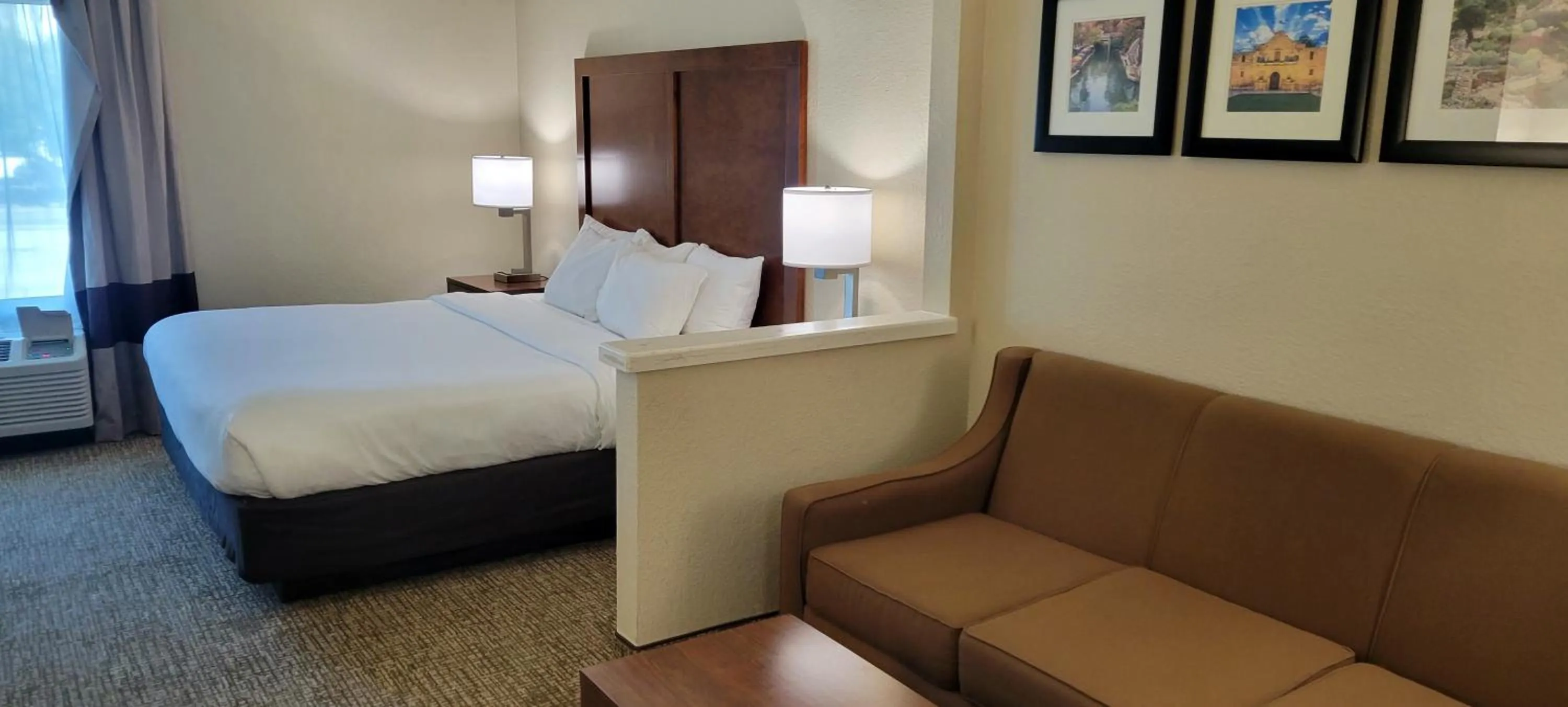 Photo of the whole room, Bed in Comfort Inn & Suites San Antonio Airport
